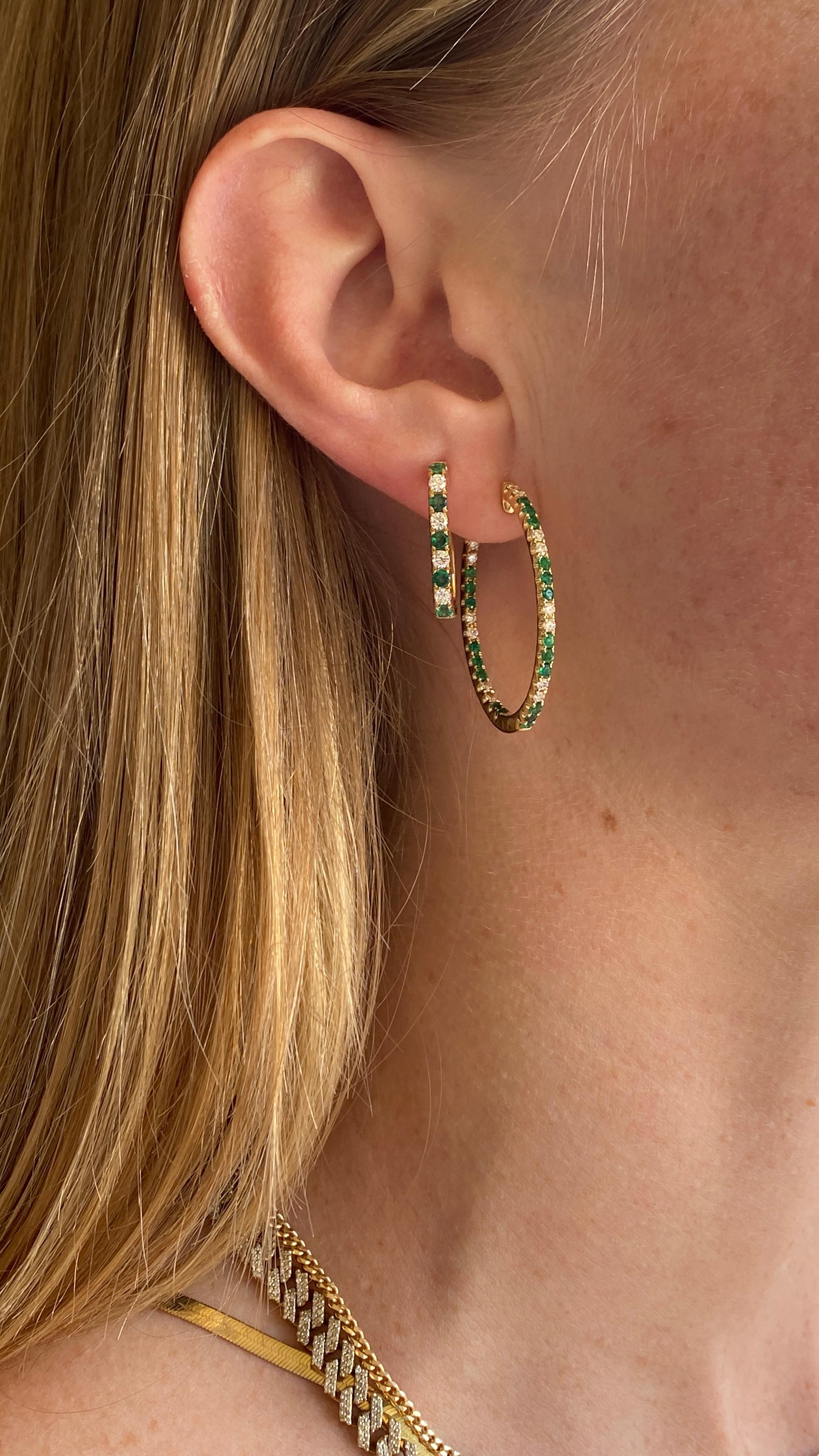 Ces anneaux élégants et géométriques présentent un contraste vibrant d'émeraudes et de diamants alternés qui dansent sur le devant. Ces anneaux à charnière sont identiques aux anneaux de type 