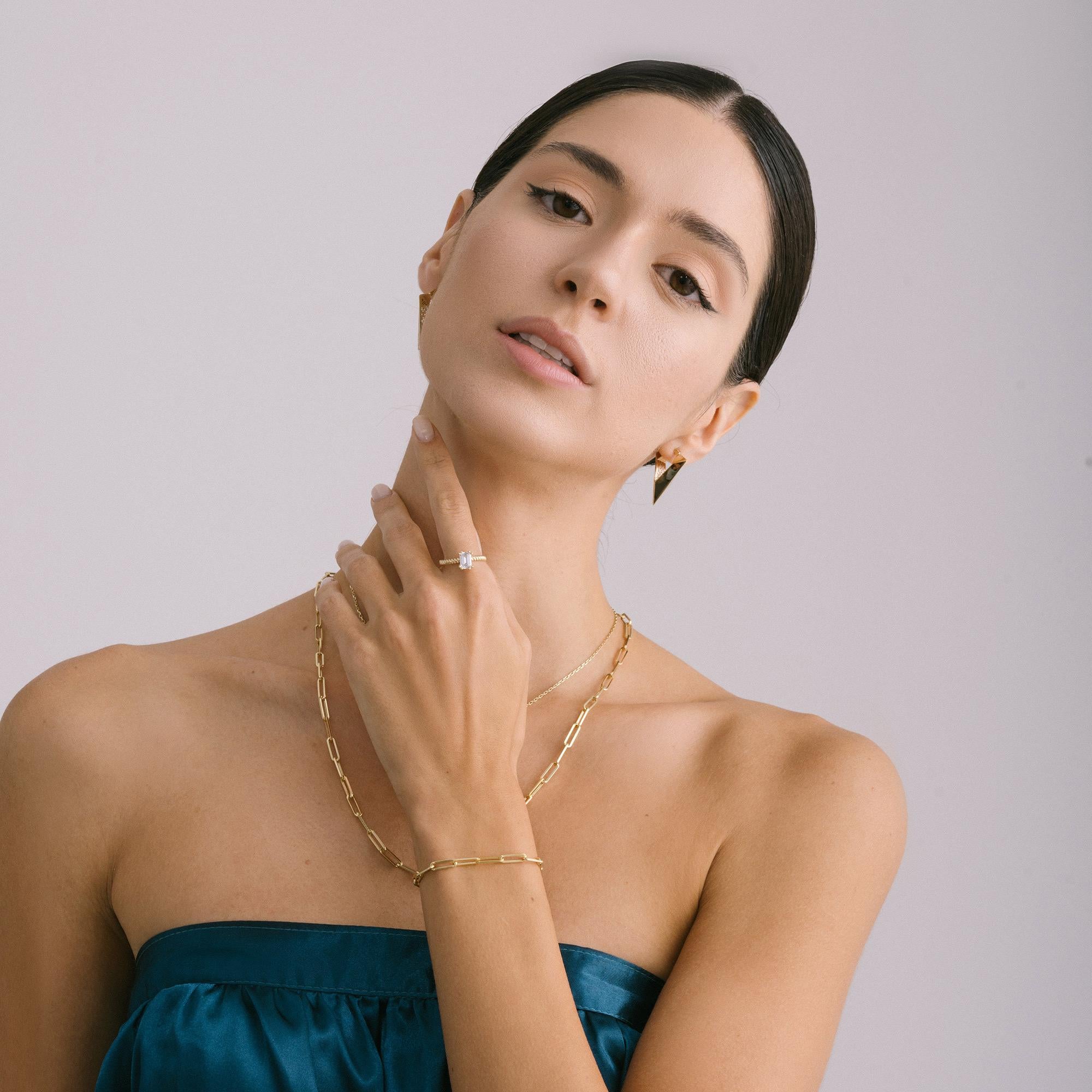 Exclusivement fabriqués en or véritable, les bijoux Zelveti incarnent la pureté et la longévité. Disponibles en or 14 ou 18 carats, les bijoux Zelveti sont conçus pour chuchoter à votre âme et transmettre votre histoire à travers les générations. Le