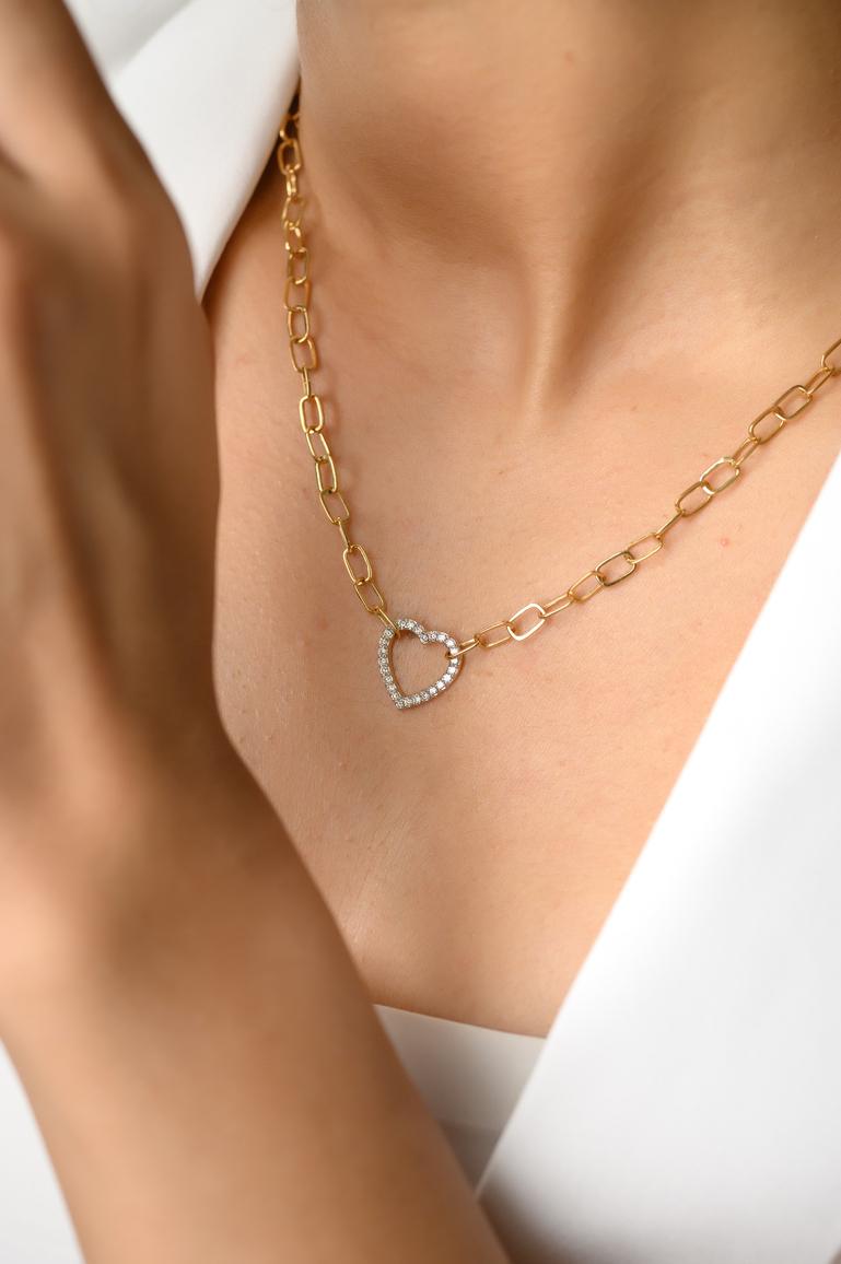 Diamant-Herz-Halskette mit Büroklammerkette aus 18 Karat Gold, besetzt mit Diamanten mit rundem Schliff. Dieses atemberaubende Schmuckstück wertet einen Freizeitlook oder ein elegantes Outfit sofort auf. 
Der April-Geburtsstein Diamant bringt Liebe,