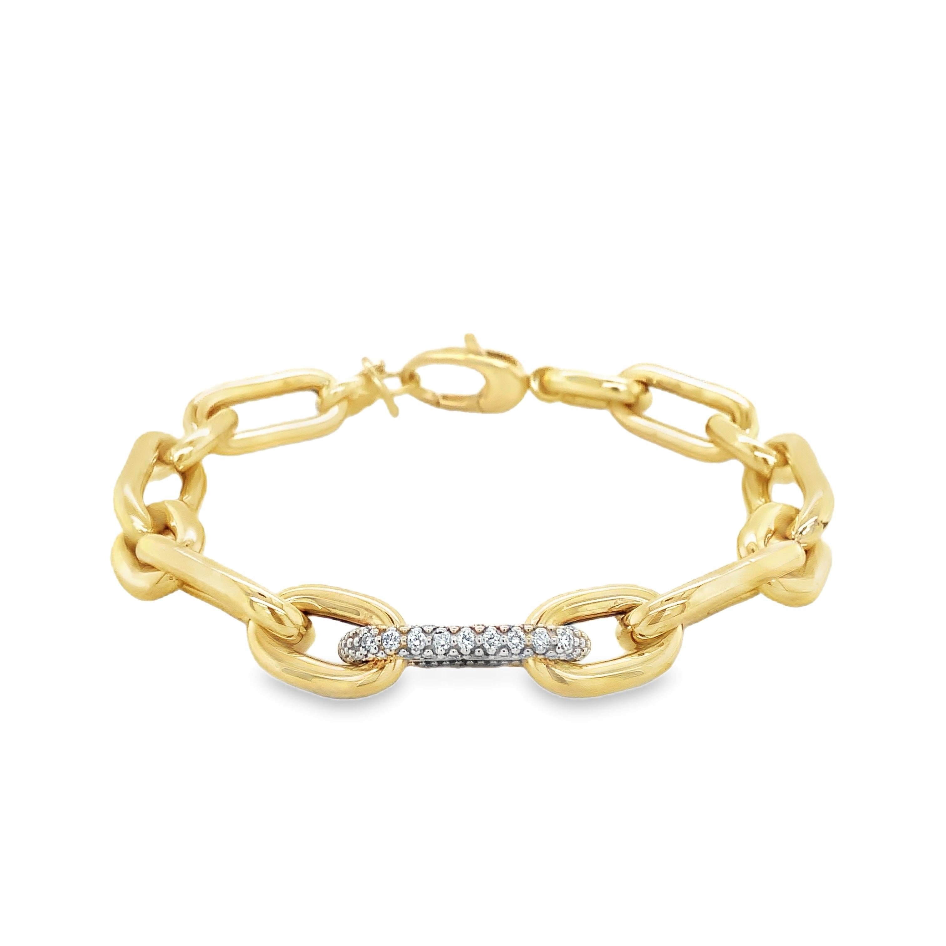 Ce bracelet en or jaune 14 carats présente une chaîne en forme de trombone, dont un maillon est orné de 3 rangées de diamants pavés. Poids total de 0,65 ct, couleur F-G, pureté SI, très bonne qualité de fabrication et de polissage. Ce bracelet
