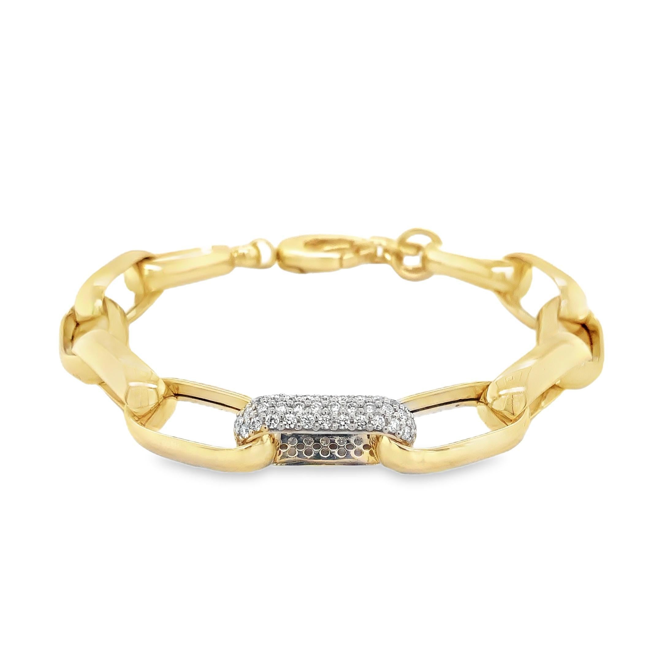Ce bracelet en or jaune 14 carats présente une chaîne en forme de trombone, dont un maillon est orné de 3 rangées de diamants pavés. Poids total de 1 ct, couleur F-G, pureté SI, très bonne qualité de fabrication et de polissage. Ce bracelet mesure