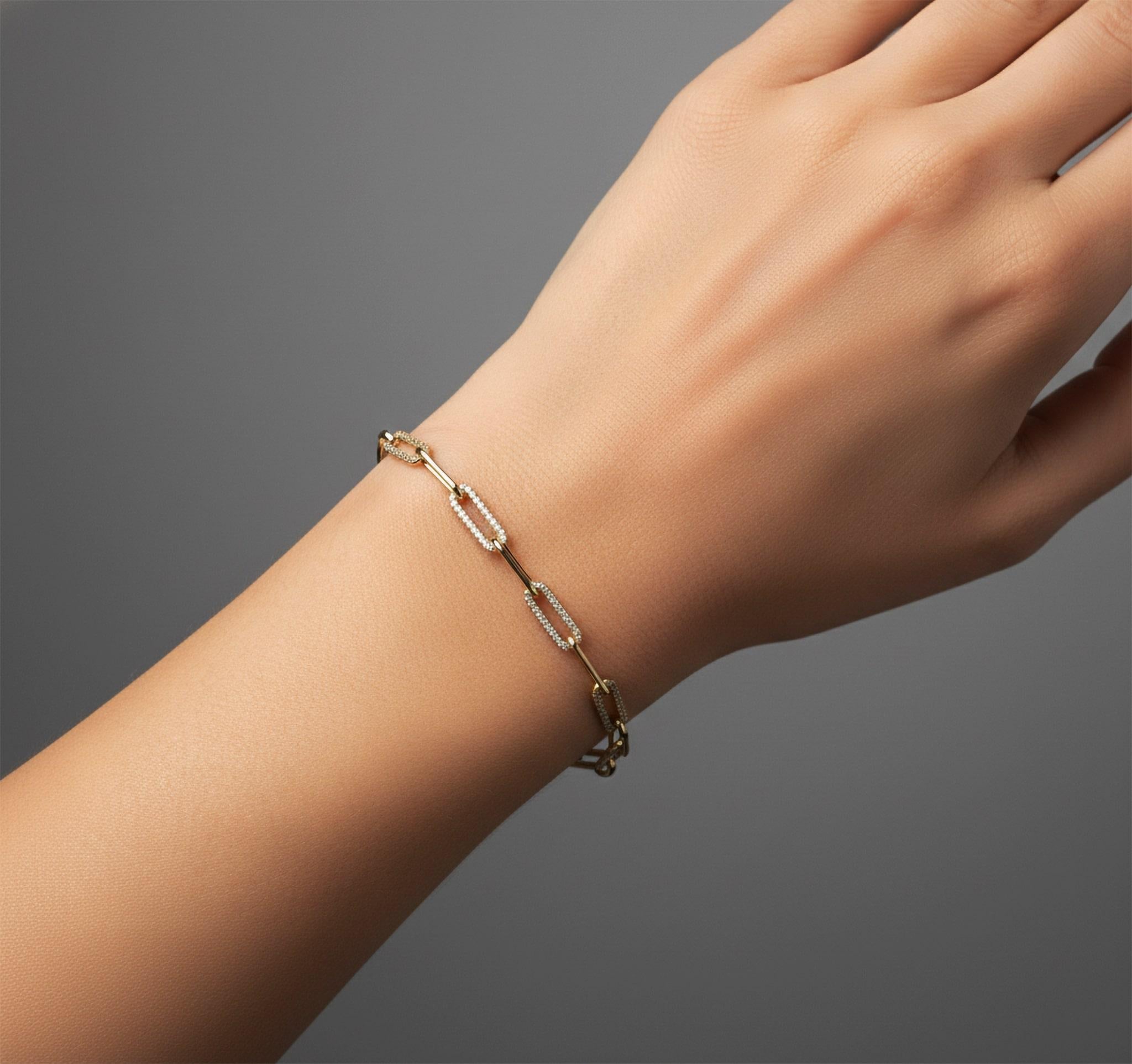 Questo bracciale a maglie in oro 14K con diamanti Paperclip si adatta a qualsiasi abbigliamento e brilla in ogni contesto. Regalo perfetto per anniversari, compleanni, matrimoni e vacanze.

Informazioni sul braccialetto
Metallo: 14k, 18k (su