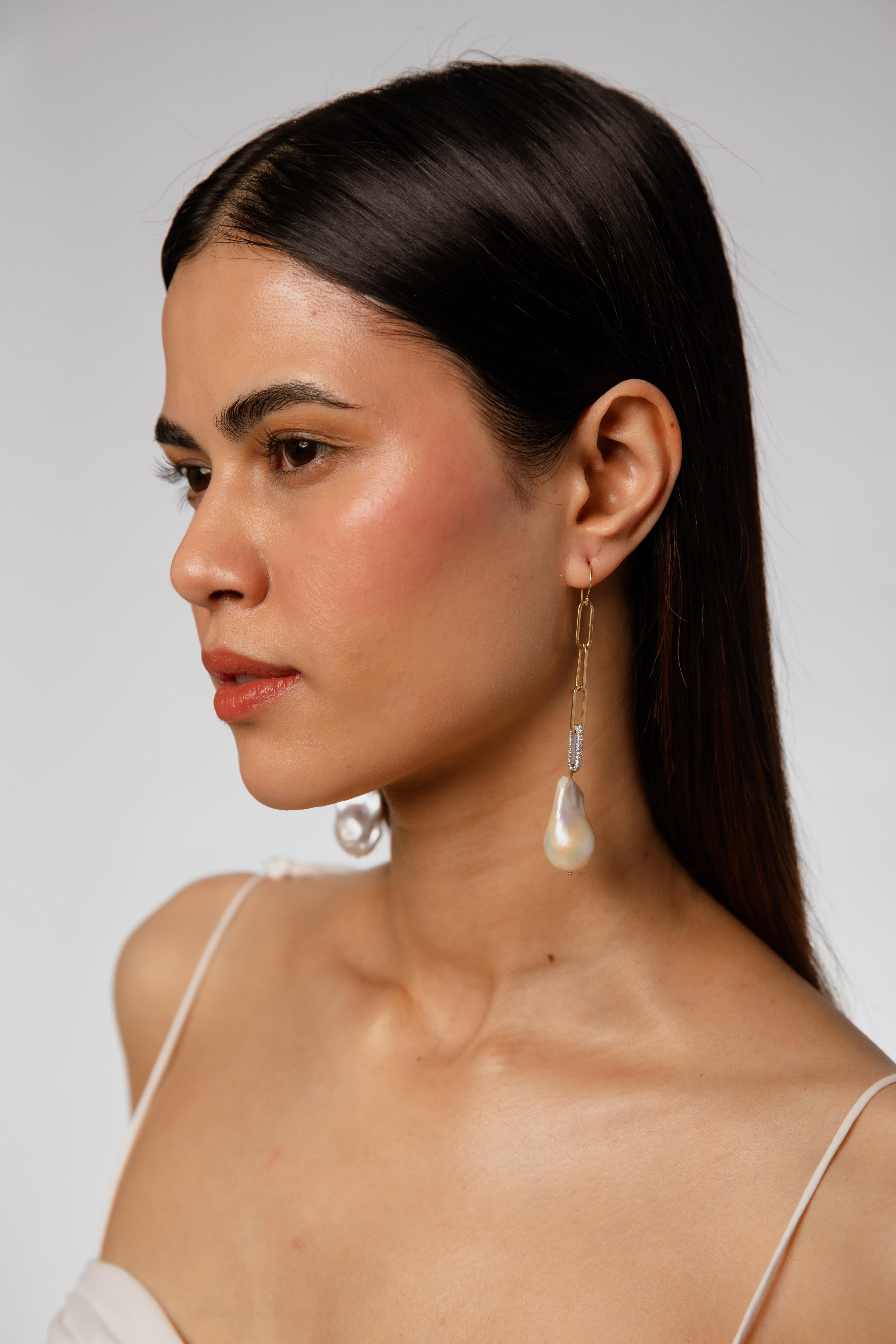 Paperclip Link Diamond Earrings w. Baroque Pearl In Excellent Condition For Sale In New York, NY