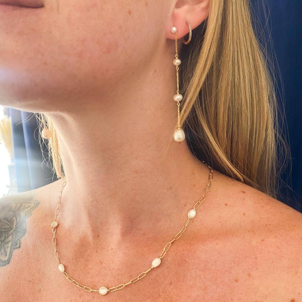 Contemporary Paperclip Mother-of-Pearl Station Necklace 5 Bezels 18 Inches 14K Yellow Gold For Sale