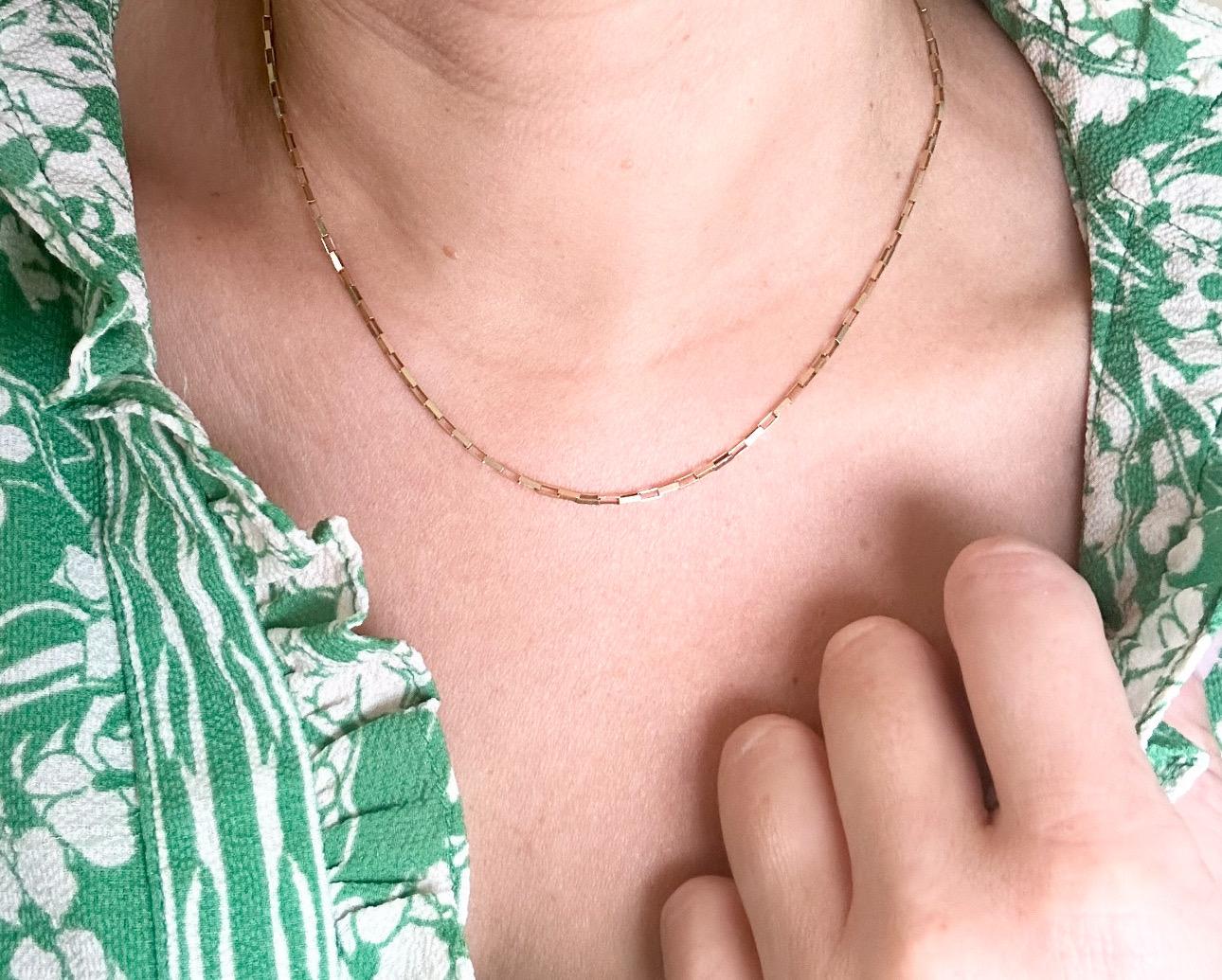 Atemberaubende Kette im Stil einer Büroklammer aus 14KT Gelbgold mit einem Gesamtgewicht von 2,97 Gramm.


*Das Produkt wird mit einer schönen Verpackung und einem Echtheitszertifikat des Labors in Ihrem Namen geliefert. 

**Alle Artikel verlassen