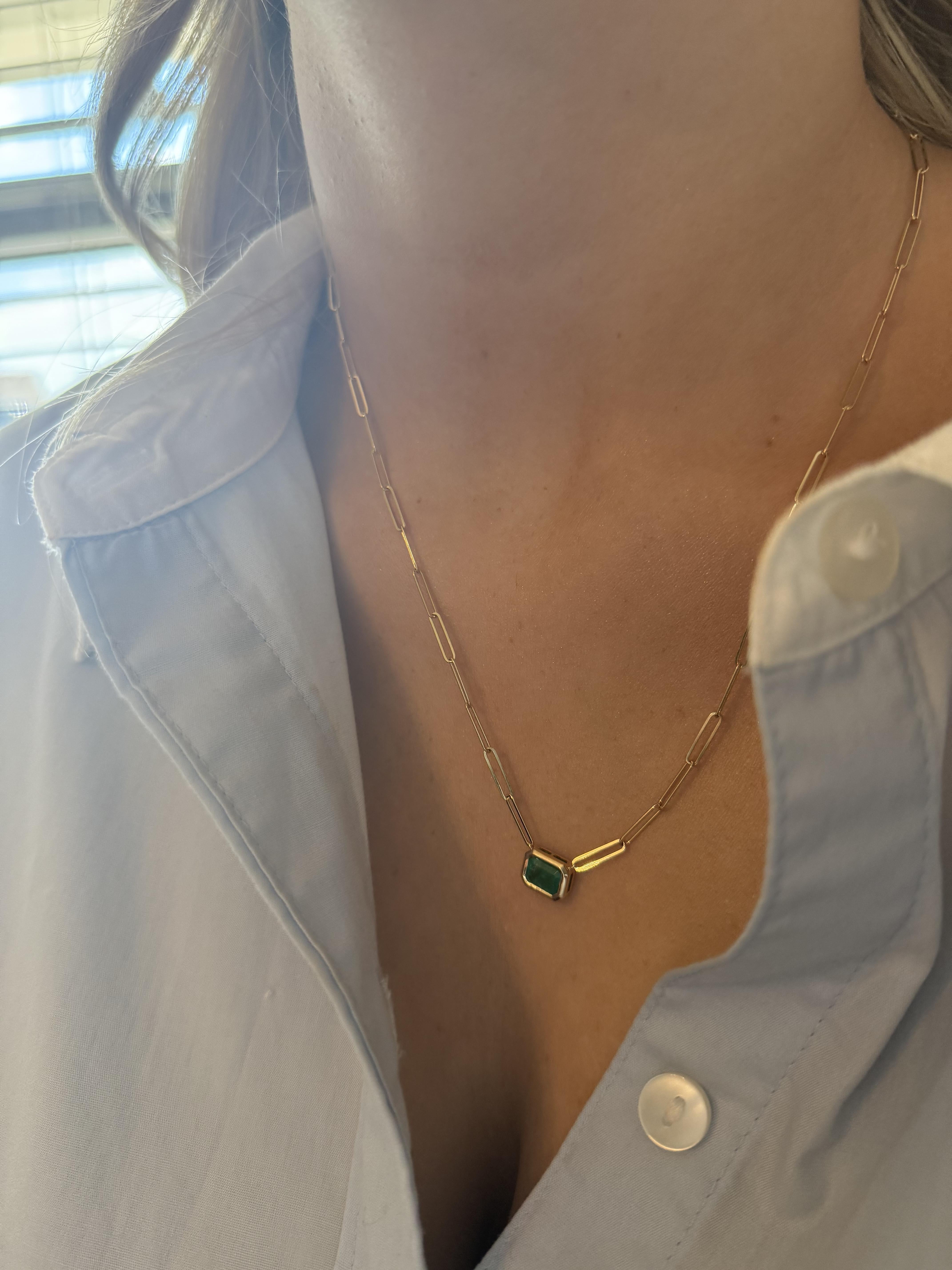 Contemporary Paperclip Style Bezel Set Emerald Necklace 14K Yellow Gold For Sale