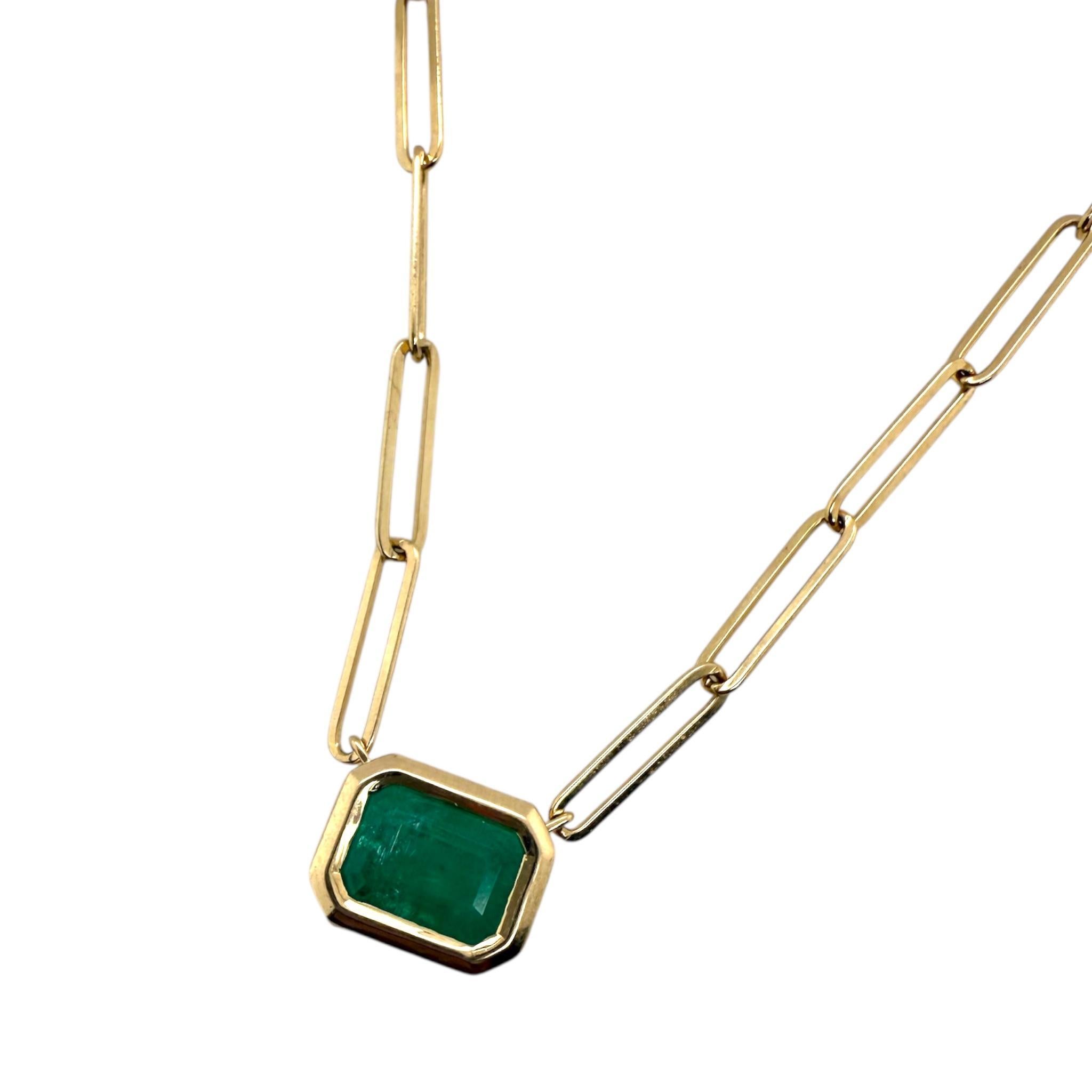 Paperclip Style Bezel Set Emerald Necklace 14K Yellow Gold In Excellent Condition For Sale In Montgomery, AL
