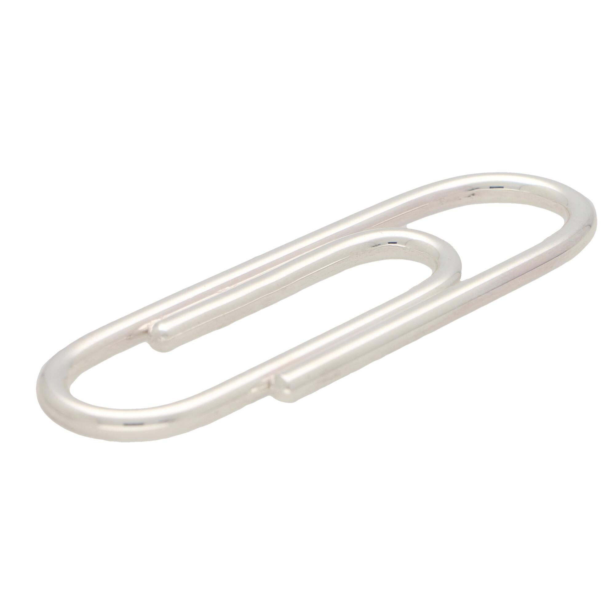 A minimalistic paperclip style money clip made of solid British sterling silver.

The clip measures 6.4 x 2 centimetres and there is a gross weight of 13.2 grams.