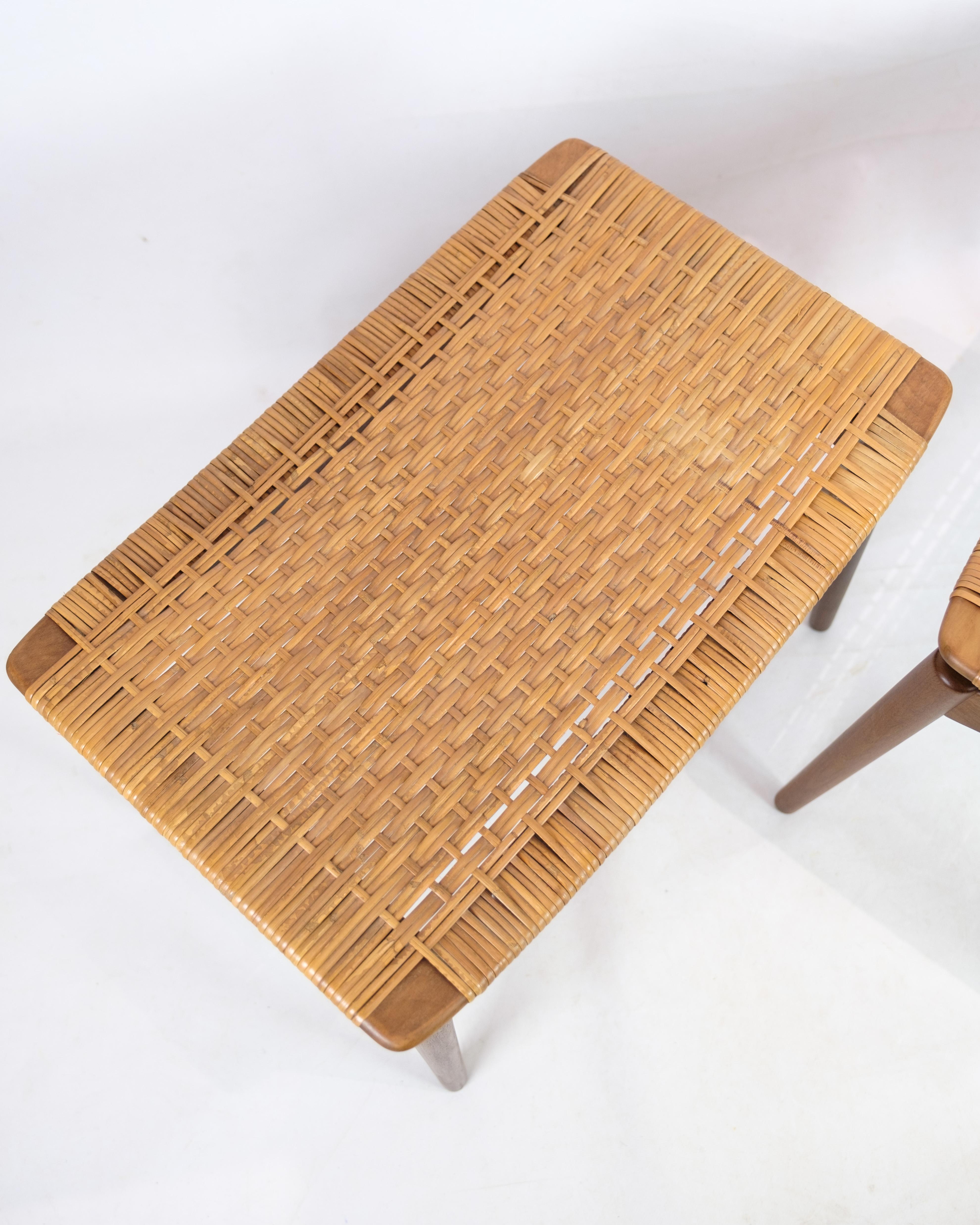 Ce tabouret en teck conçu par Sigfred One pour Ølholm Møbelfabrik vers les années 1960 est un bel exemple de mobilier danois de la période moderne du milieu du siècle.

Sigfred Omann était un célèbre designer de meubles danois, connu pour ses