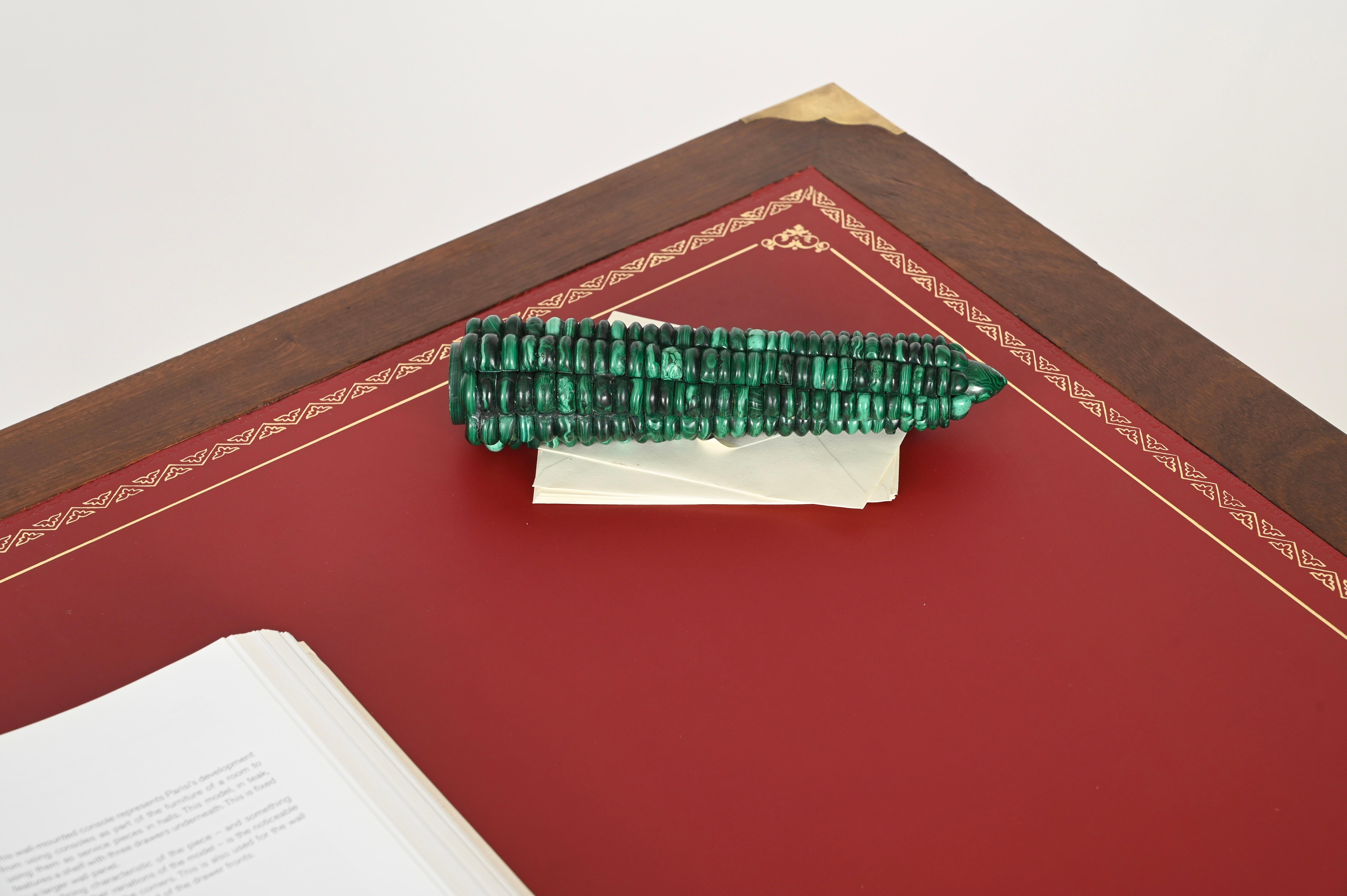Magnifique presse-papier sculpture de maïs entièrement réalisé en malachite verte italienne. Cette pièce unique et élégante a été fabriquée en Italie dans les années 1970.

Dans des conditions étonnantes, la Malachite utilisée sur cette sculpture