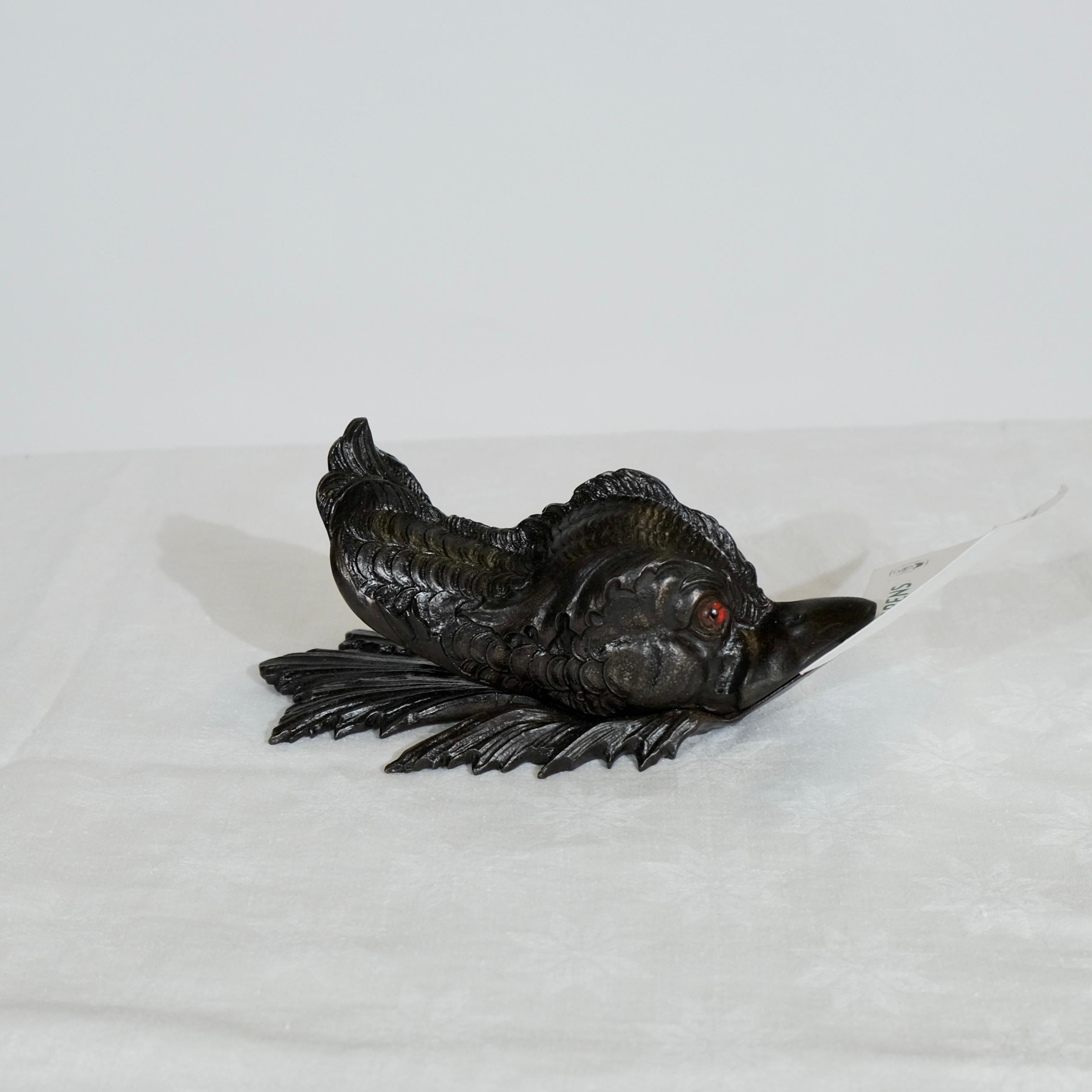 Ce charmant porte-lettres et presse-papiers en bronze est un exemple frappant de l'artisanat et du design européens. Formée d'un poisson aux écailles méticuleusement sculptées, cette pièce apporte caractère et élégance à tout bureau ou table. Ses