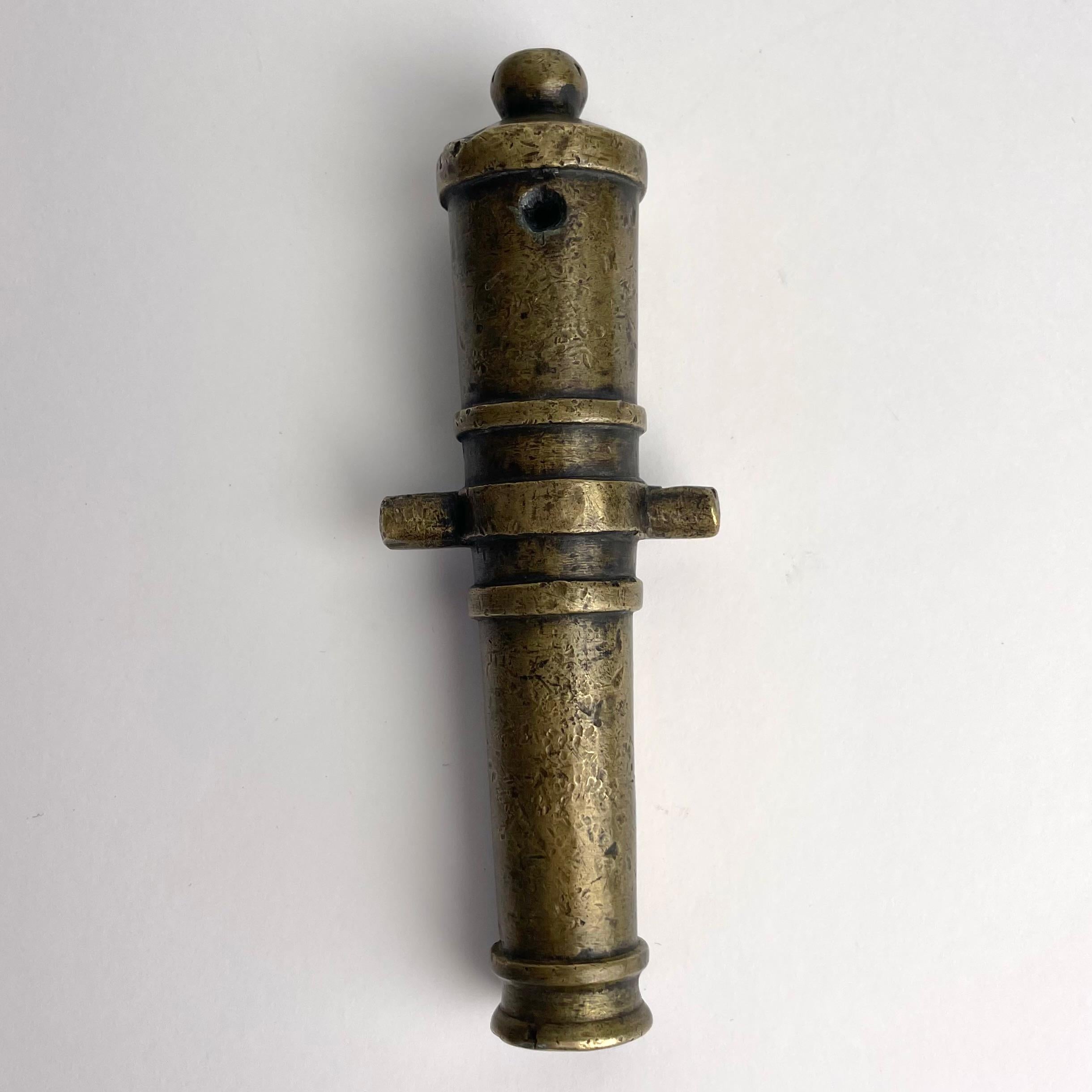 Briefbeschwerer aus Bronze aus dem späten 18. Jahrhundert in Form eines Kanonenfass im Angebot 7