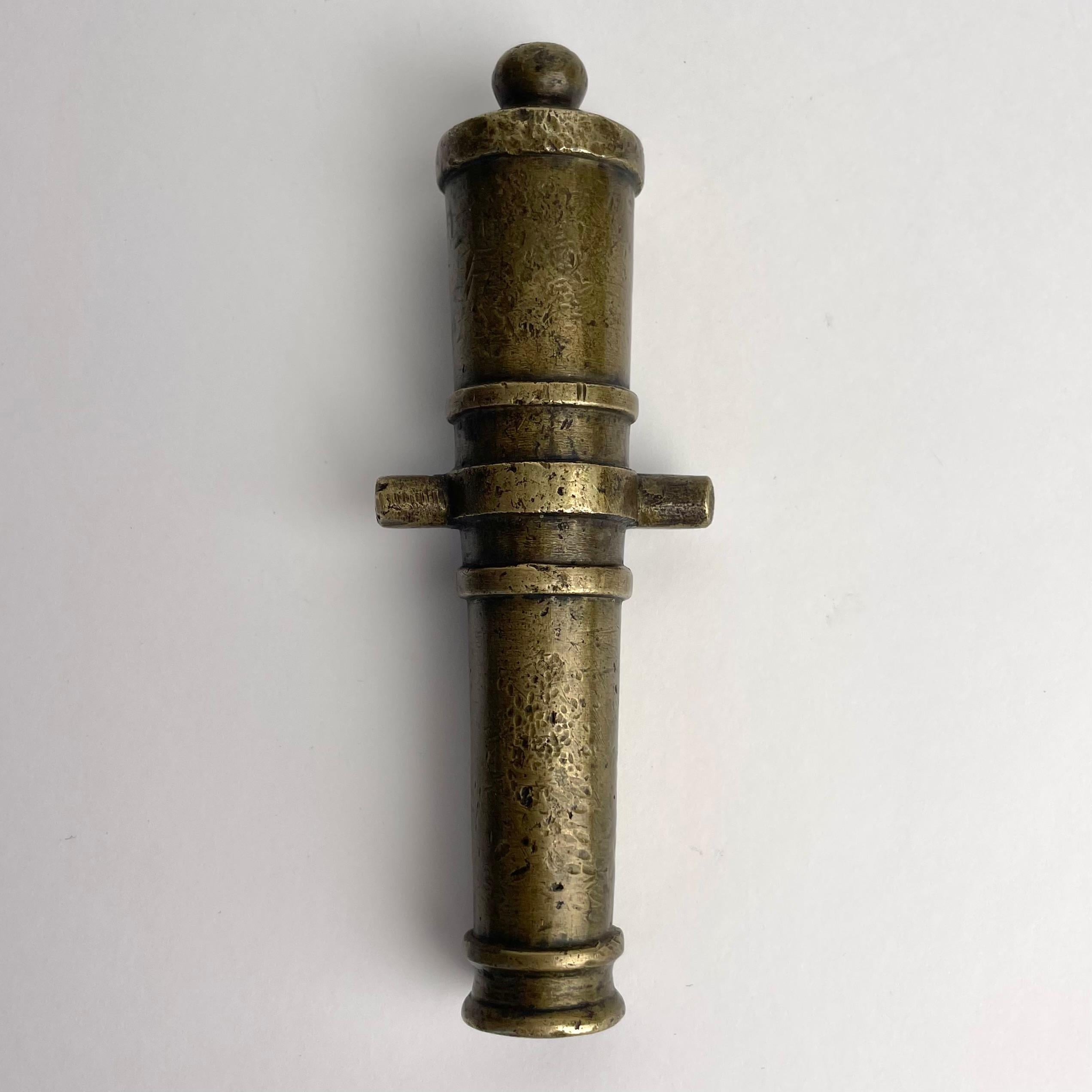 Briefbeschwerer aus Bronze aus dem späten 18. Jahrhundert in Form eines Kanonenfass im Angebot 8