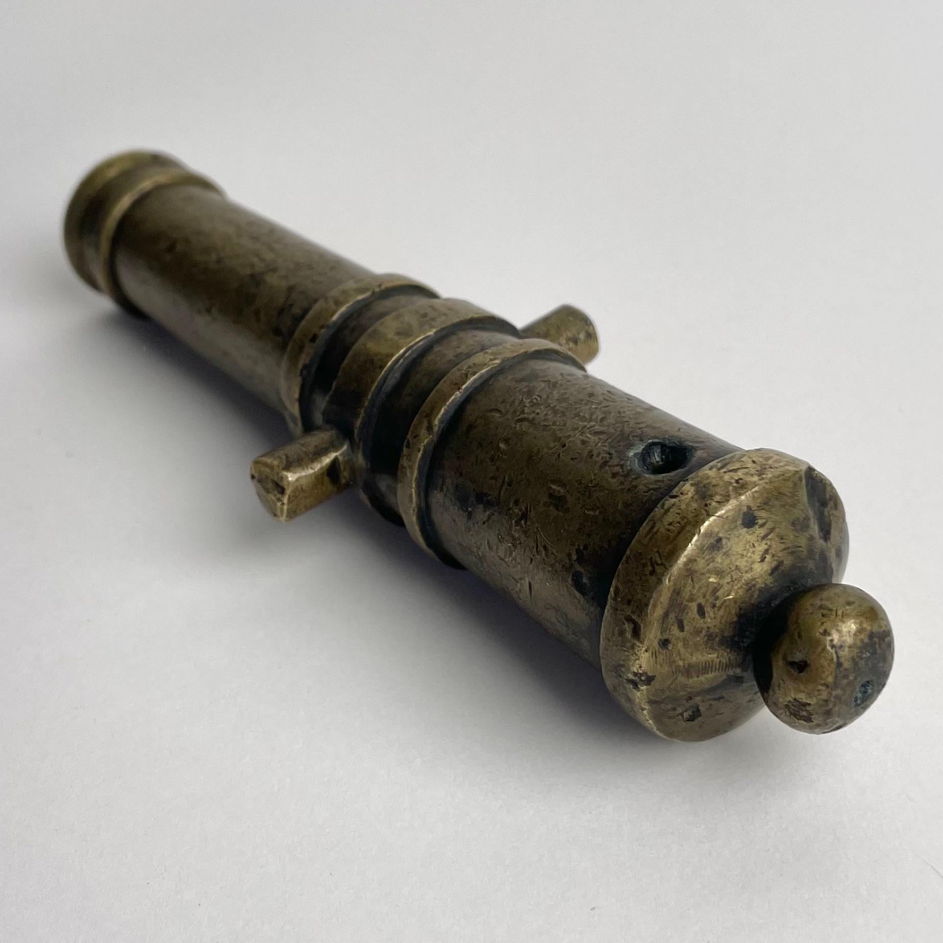 Briefbeschwerer aus Bronze aus dem späten 18. Jahrhundert in Form eines Kanonenrohrs.

Schöne Patina.

Abnutzung entsprechend dem Alter und dem Gebrauch 
