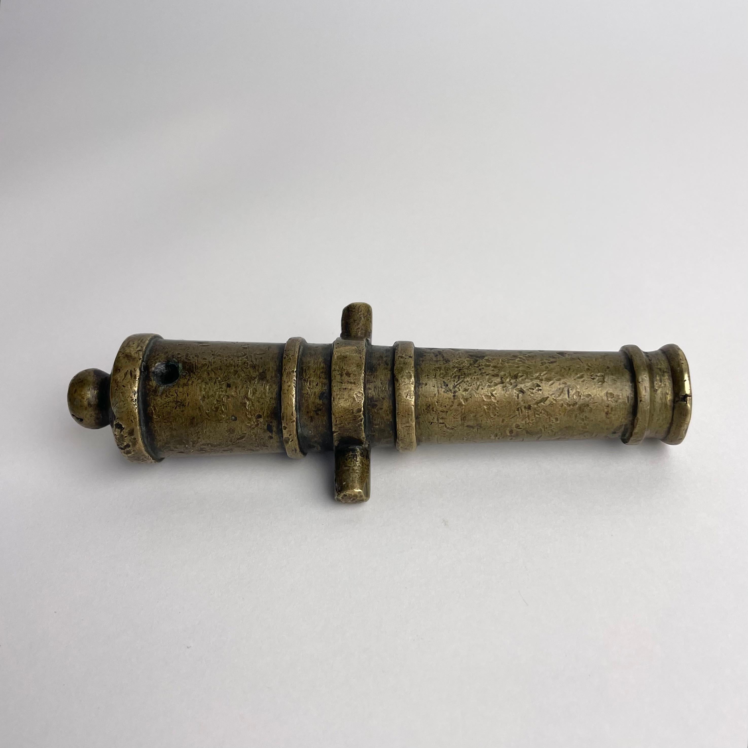 Briefbeschwerer aus Bronze aus dem späten 18. Jahrhundert in Form eines Kanonenfass im Zustand „Gut“ im Angebot in Knivsta, SE
