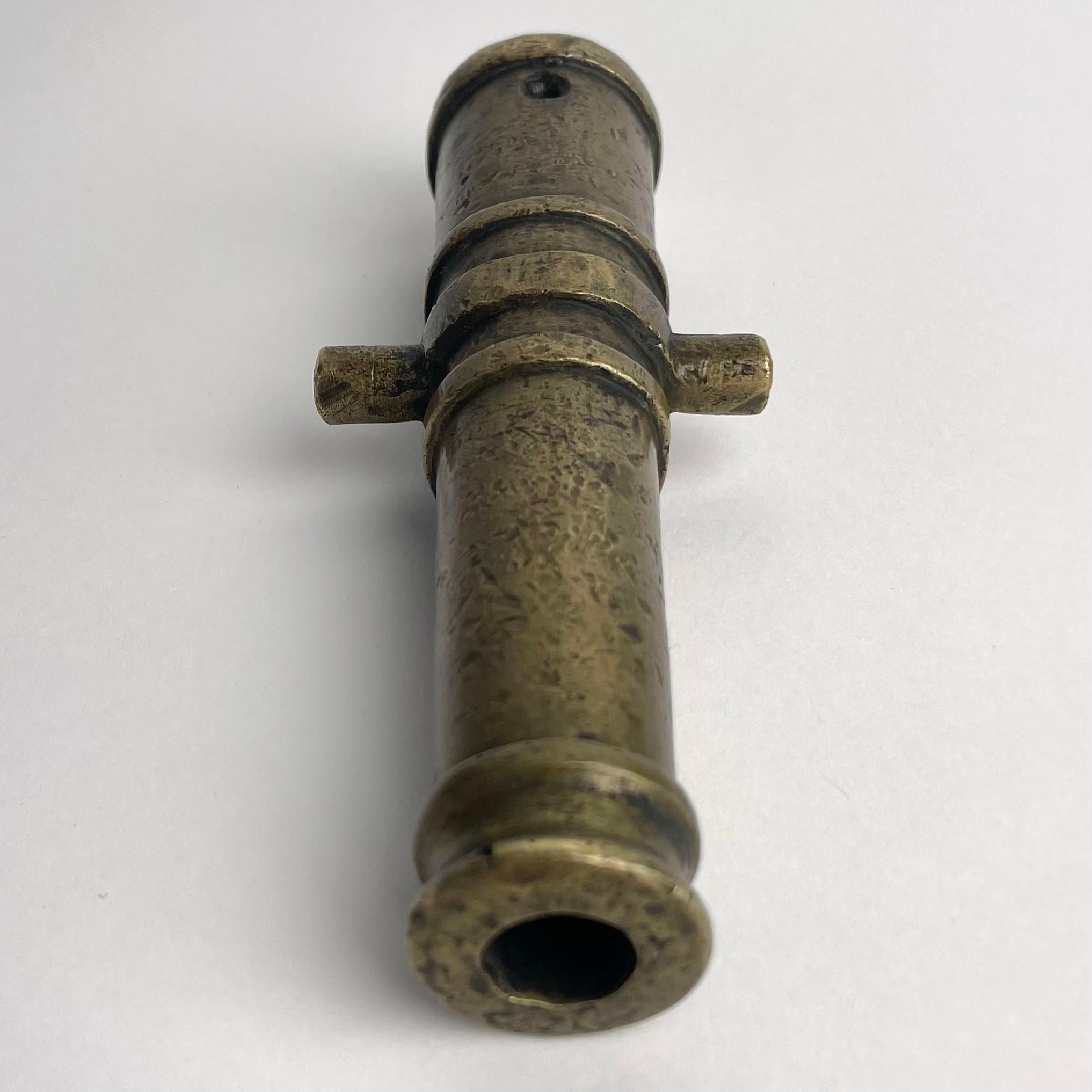 Briefbeschwerer aus Bronze aus dem späten 18. Jahrhundert in Form eines Kanonenfass im Angebot 2