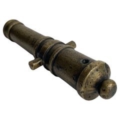 Fermacarte in bronzo della fine del XVIII secolo a forma di canna di cannone
