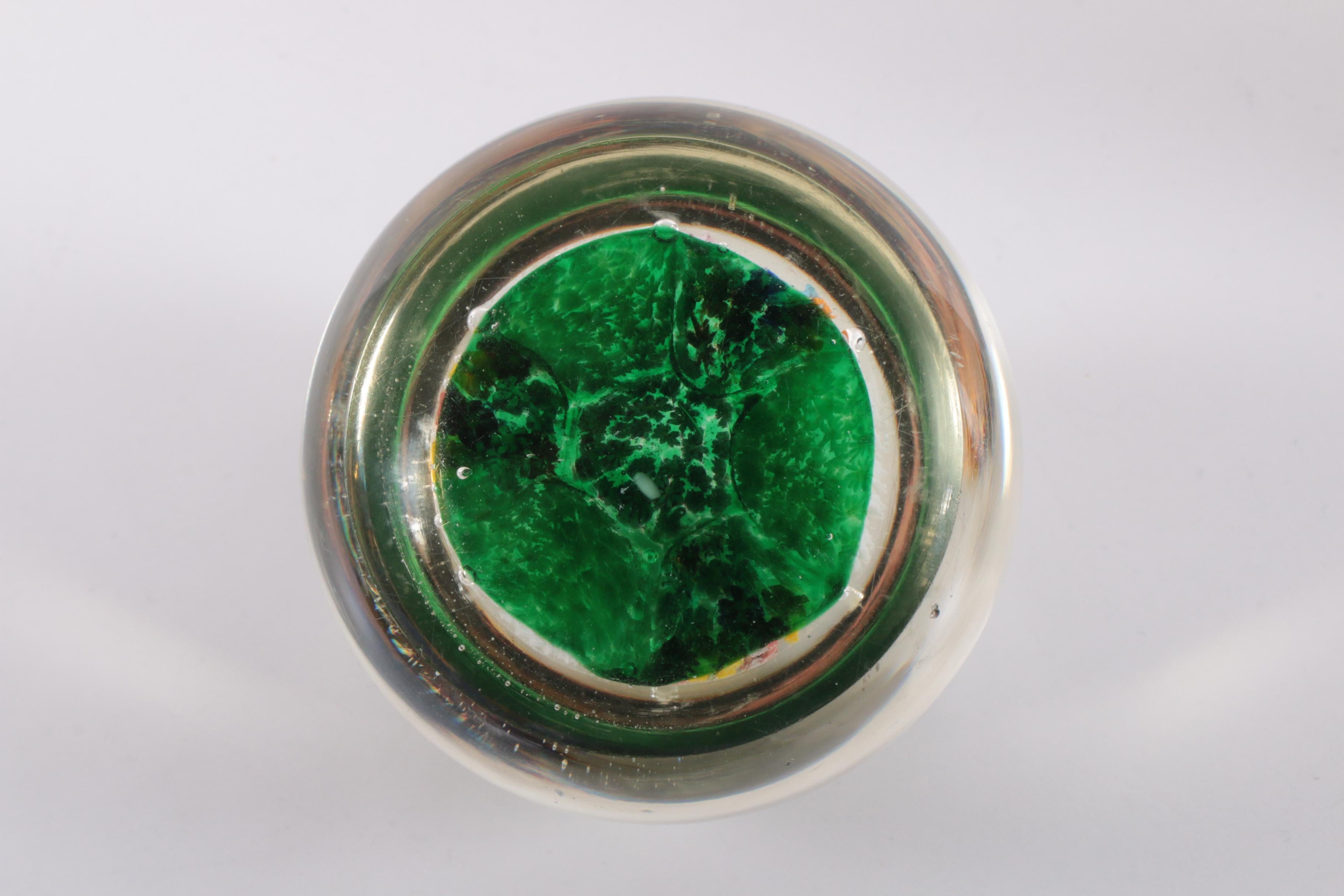 Paperweight Murano Milie fleur, 1960 In Good Condition For Sale In Oostrum-Venray, NL