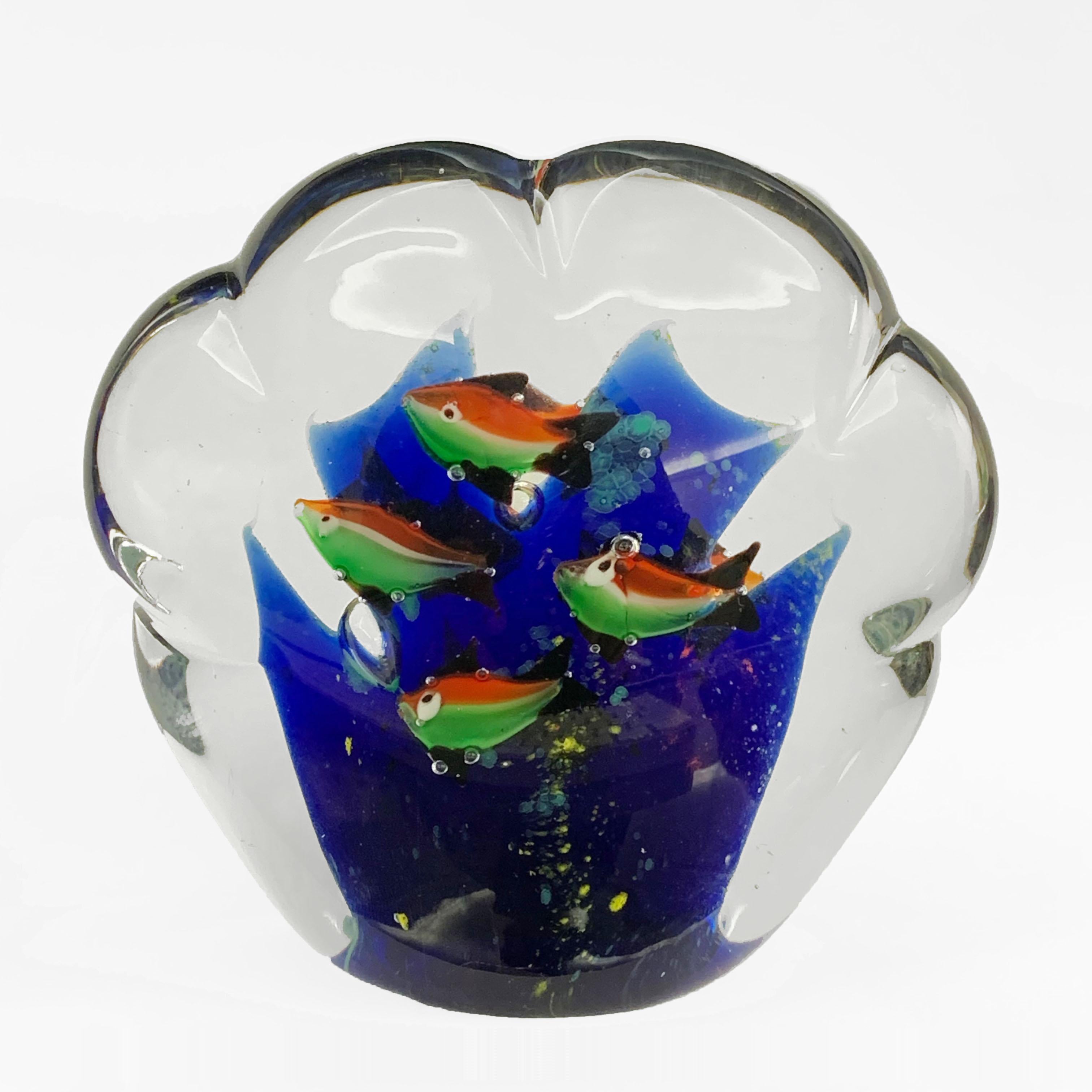 Beeindruckendes mundgeblasenes Muranoglas in hellem, blauem, weißem, rotem und grünem Glas. Nach dem Vorbild des Designers Alfredo Barbini und der Firma Cenedese.
Jede Seite hat vier dreifarbige Fische wie die italienische Flagge.