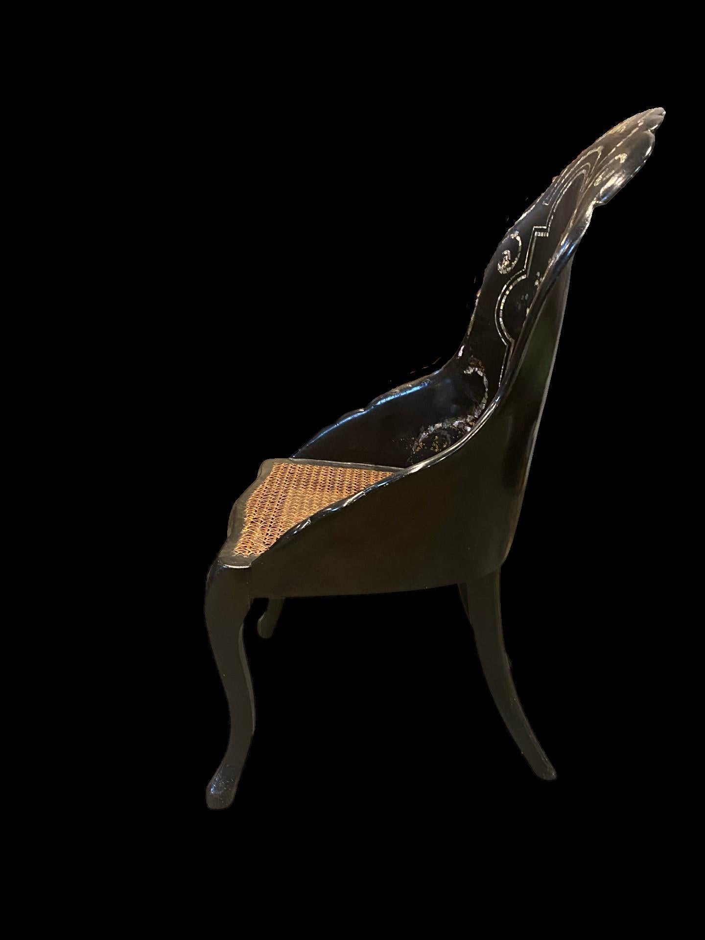 Pappmaché-Stuhl aus dem 19. Jahrhundert mit Perlmutt-Intarsien und gemalten Details (Englisch) im Angebot