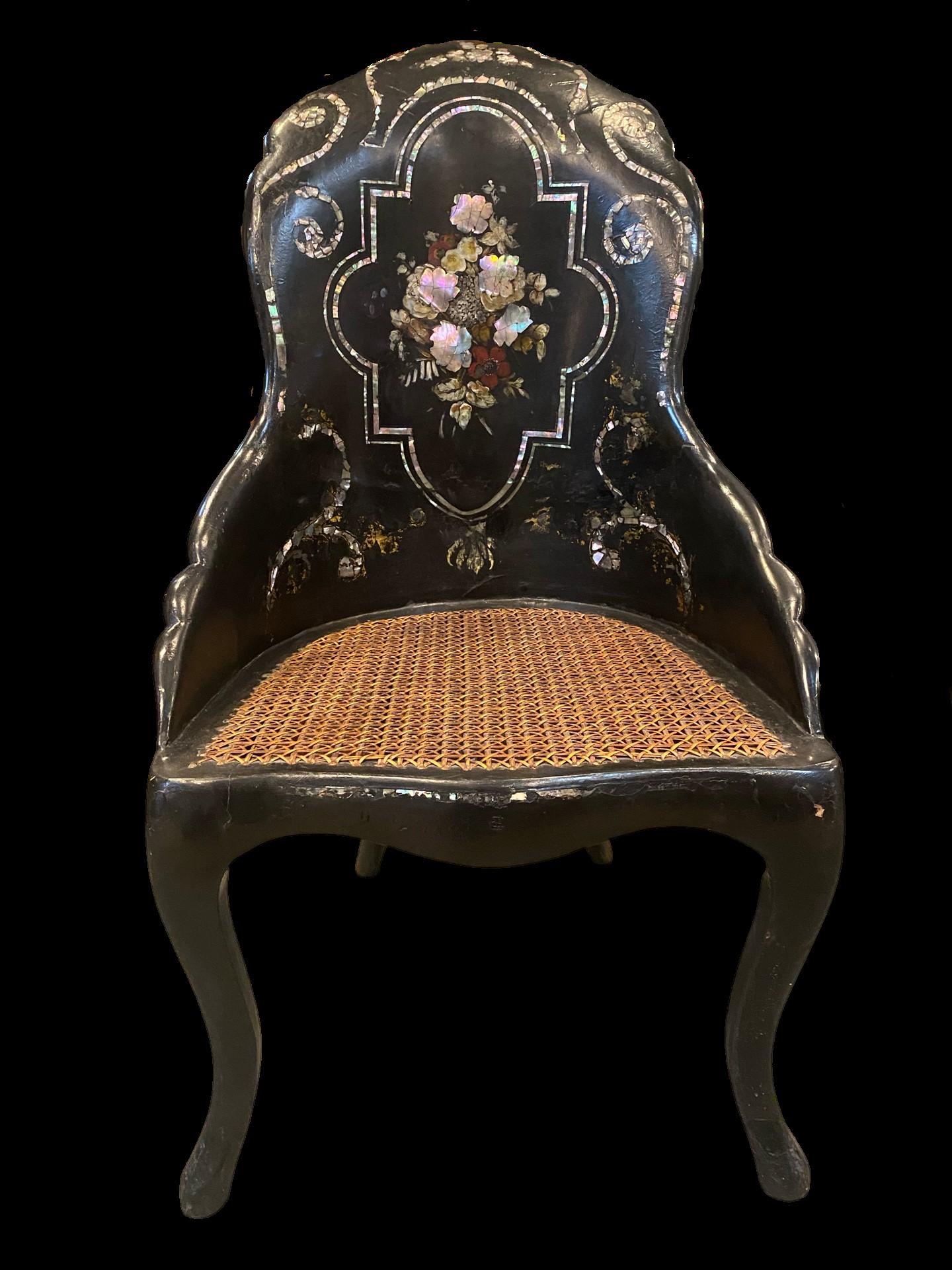 Pappmaché-Stuhl aus dem 19. Jahrhundert mit Perlmutt-Intarsien und gemalten Details im Angebot 1