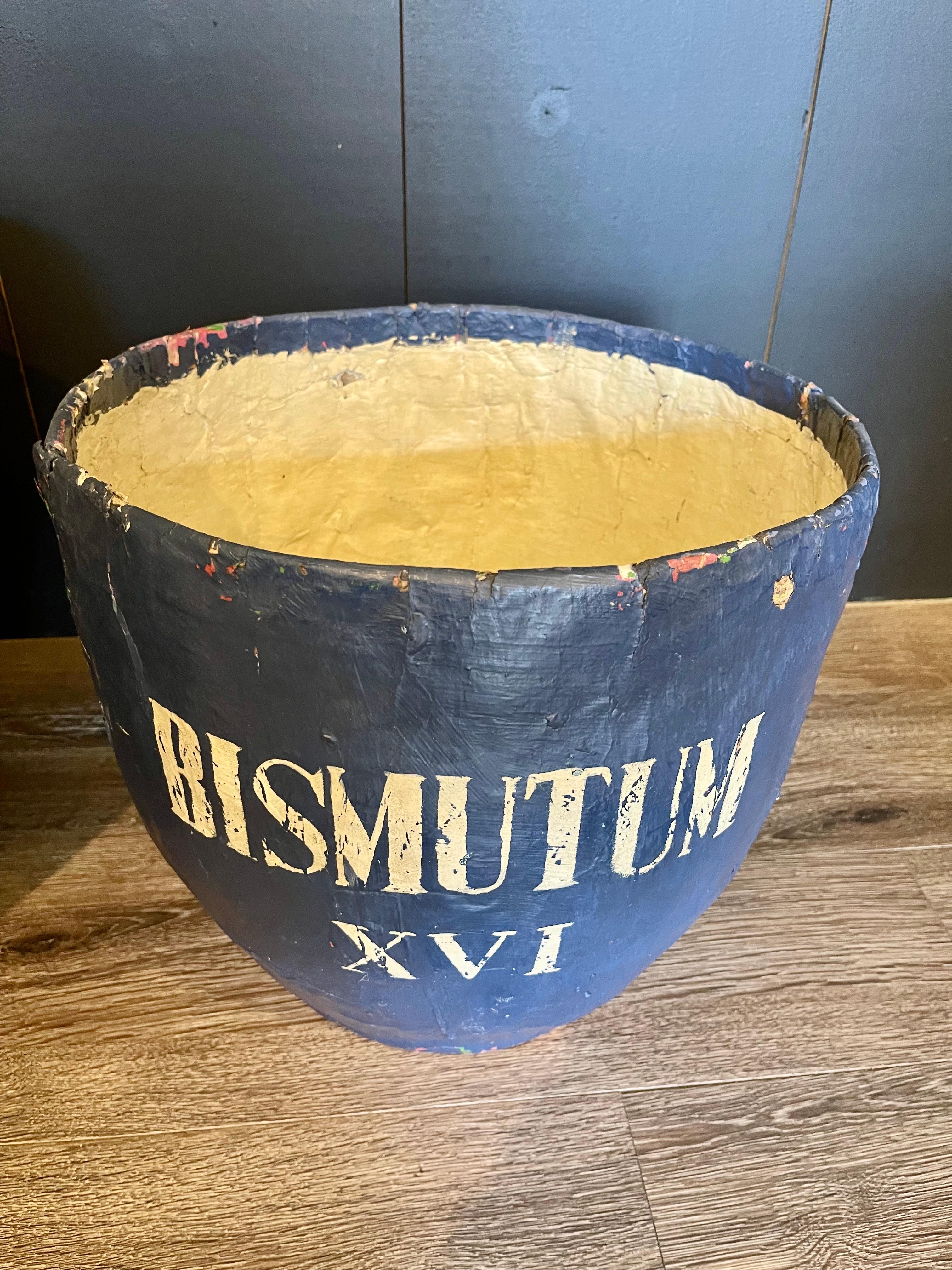 Porta un po' di stile francese in casa con questi secchielli Paper Mache blu. Create con cura da abili artigiani, queste fioriere hanno un design senza tempo in un'incantevole tonalità di blu francese, che le rende un'aggiunta chic a qualsiasi