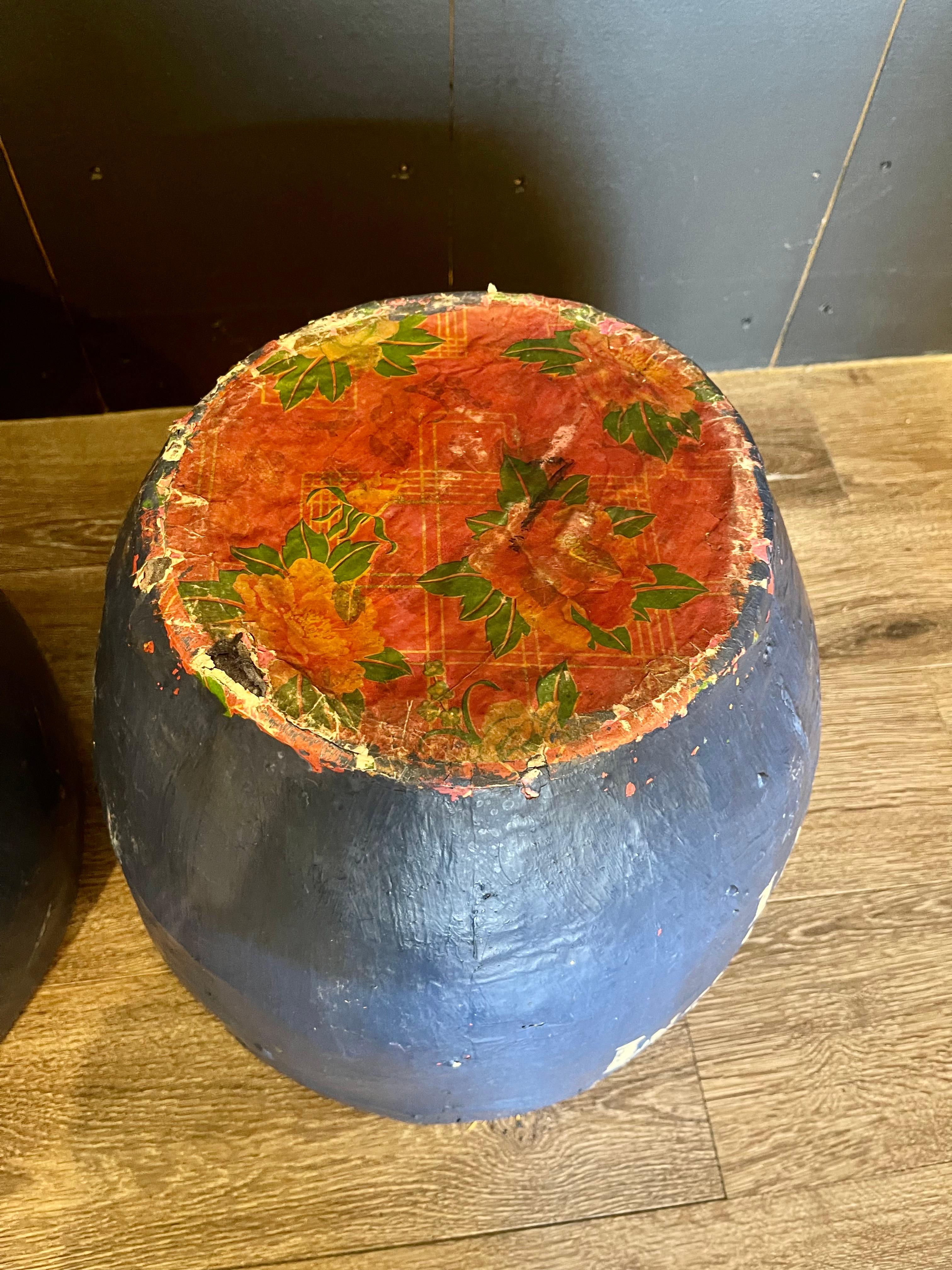 Francese Set di fioriere a secchiello blu di cartapesta, vaso di cartapesta in vendita