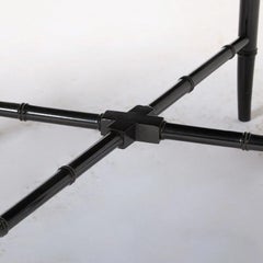 Tavolino da tè in cartapesta e dipinto a mano. Vassoio nero e dorato del XIX secolo su supporto.