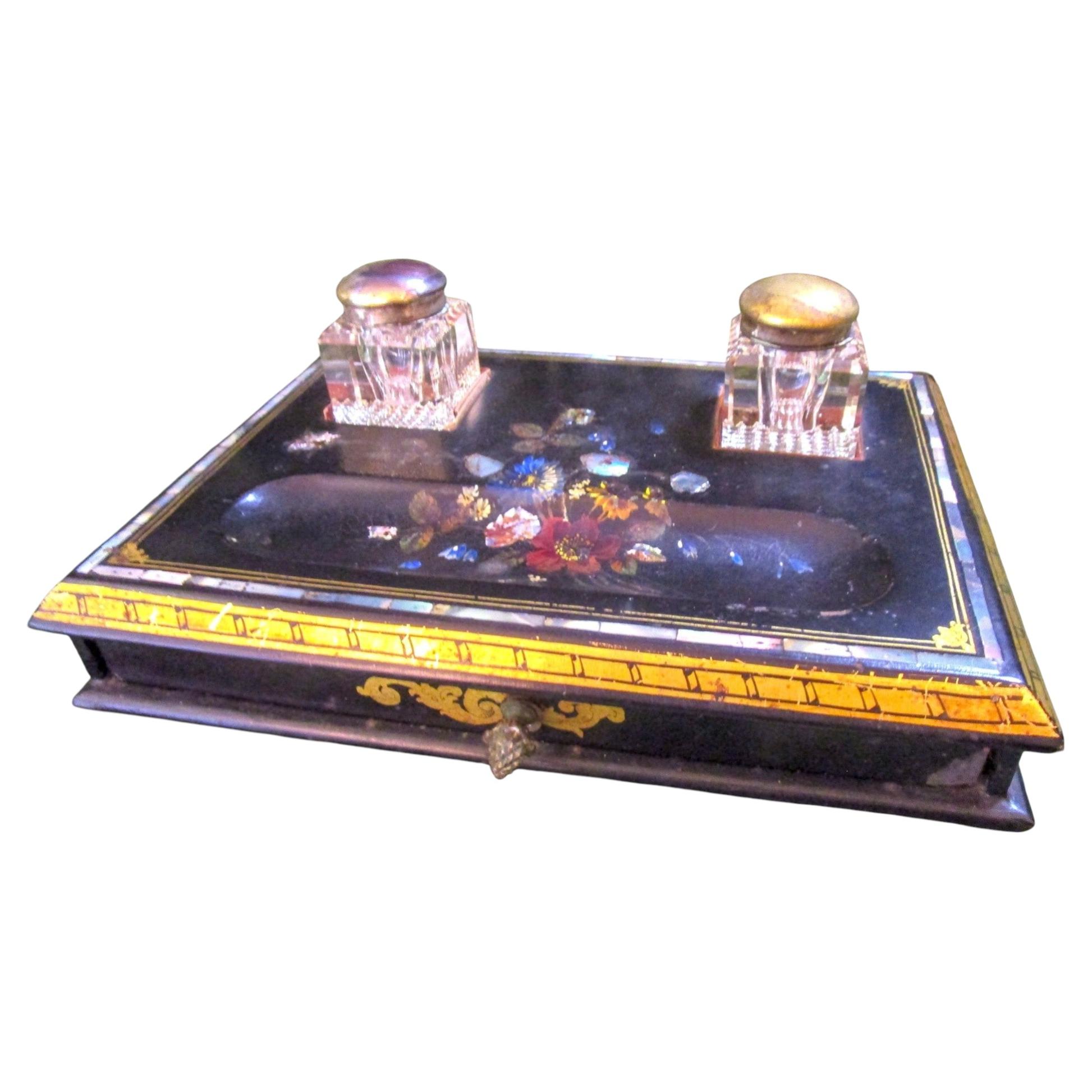 Tintero de papel maché con cajón y tinteros de cristal Jennens and Bettridge ingleses en venta