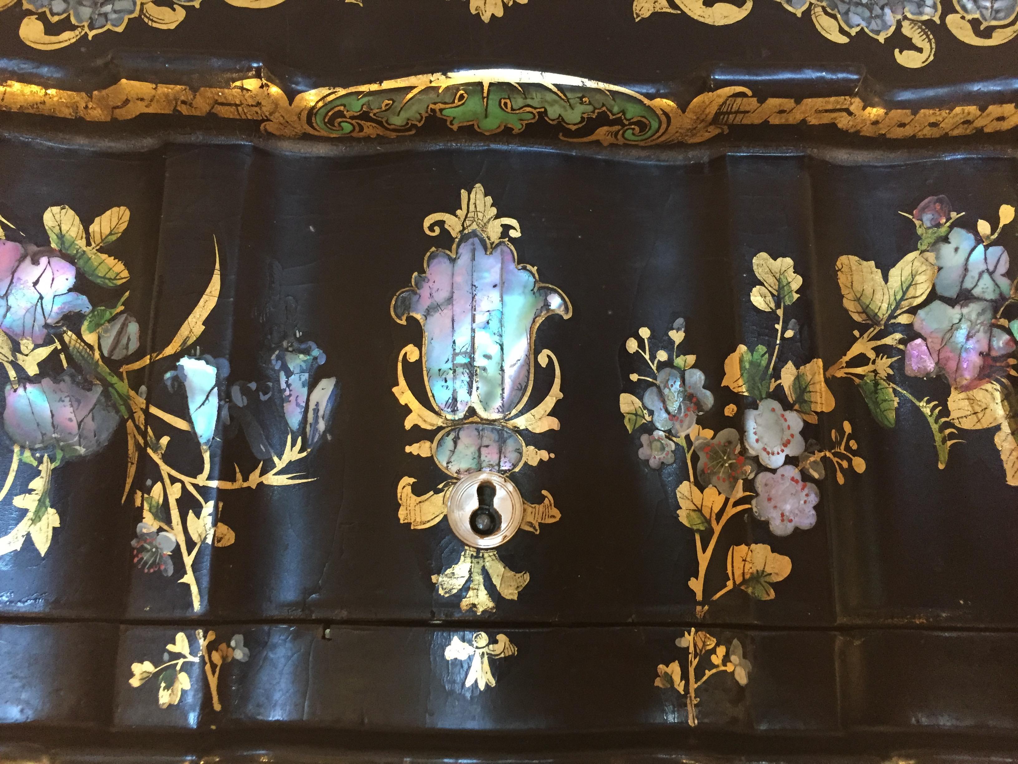 Carved Papier Mâché Massive Size Fine Quality 19th Century Sewing Box or Jewelry Box For Sale