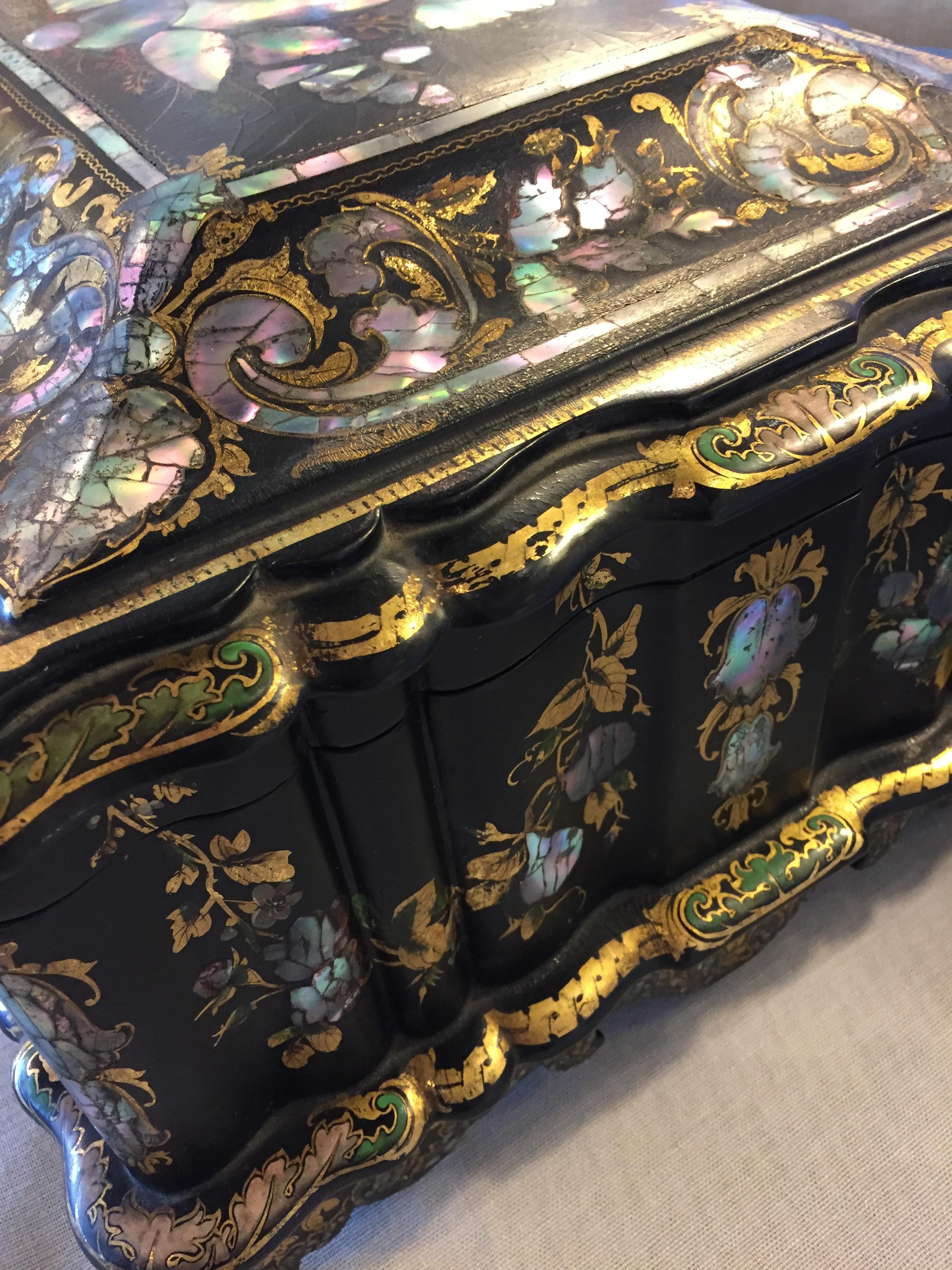 Gold Leaf Papier Mâché Massive Size Fine Quality 19th Century Sewing Box or Jewelry Box For Sale