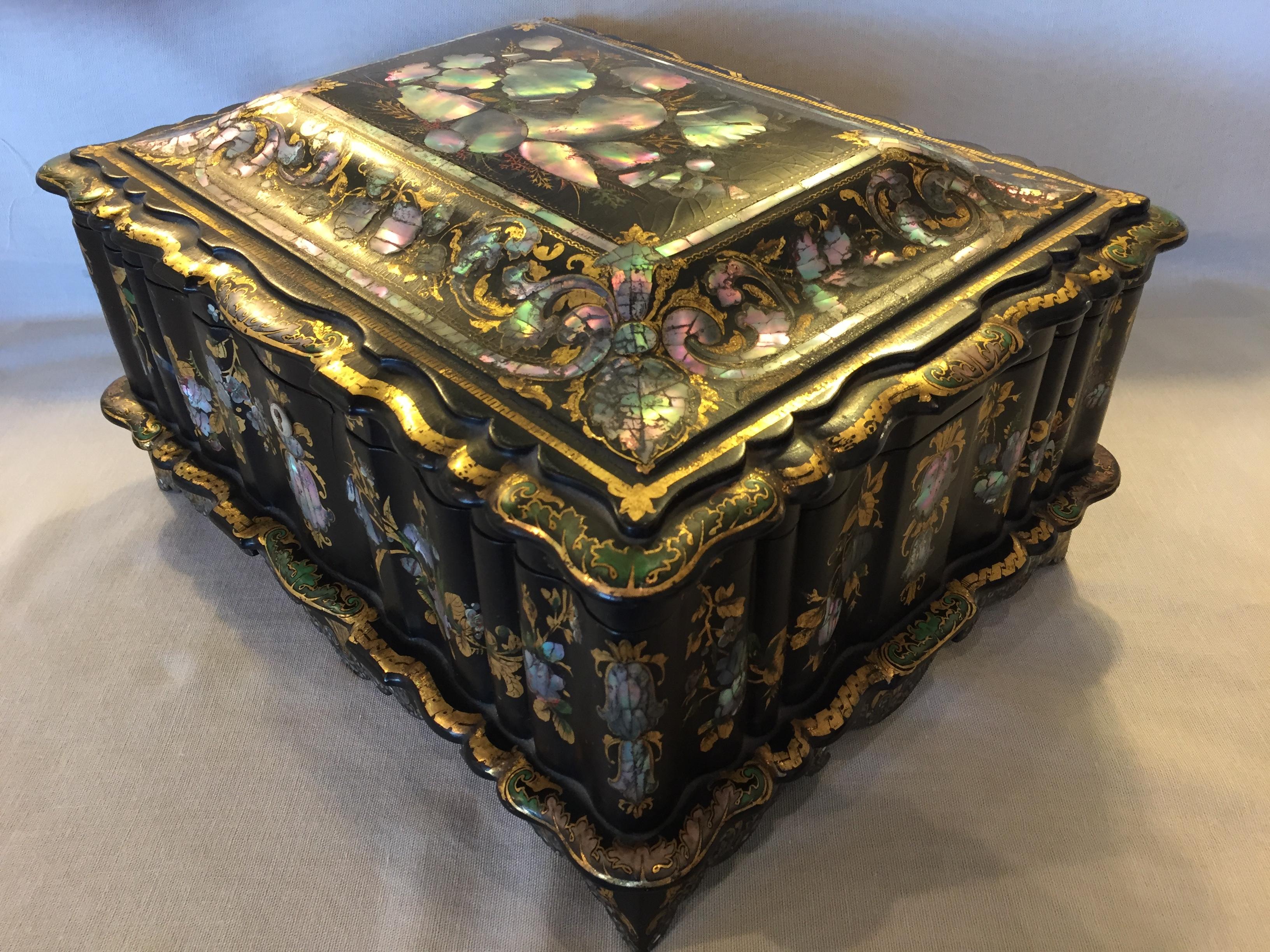 Papier Mâché Massive Size Fine Quality 19th Century Sewing Box or Jewelry Box For Sale 2
