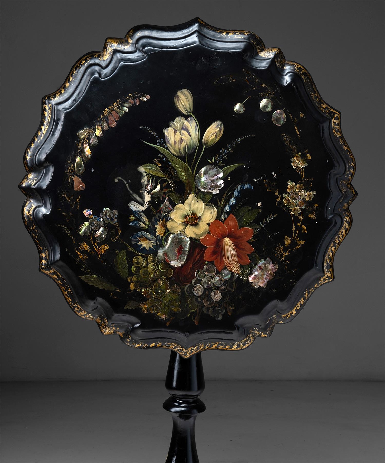Beistelltisch aus Perlmutt, England um 1890

England um 1890

Tisch aus der viktorianischen Ära, bemalt mit Blumen und Perlmutt auf einem gedrehten Balusterstamm.

26 