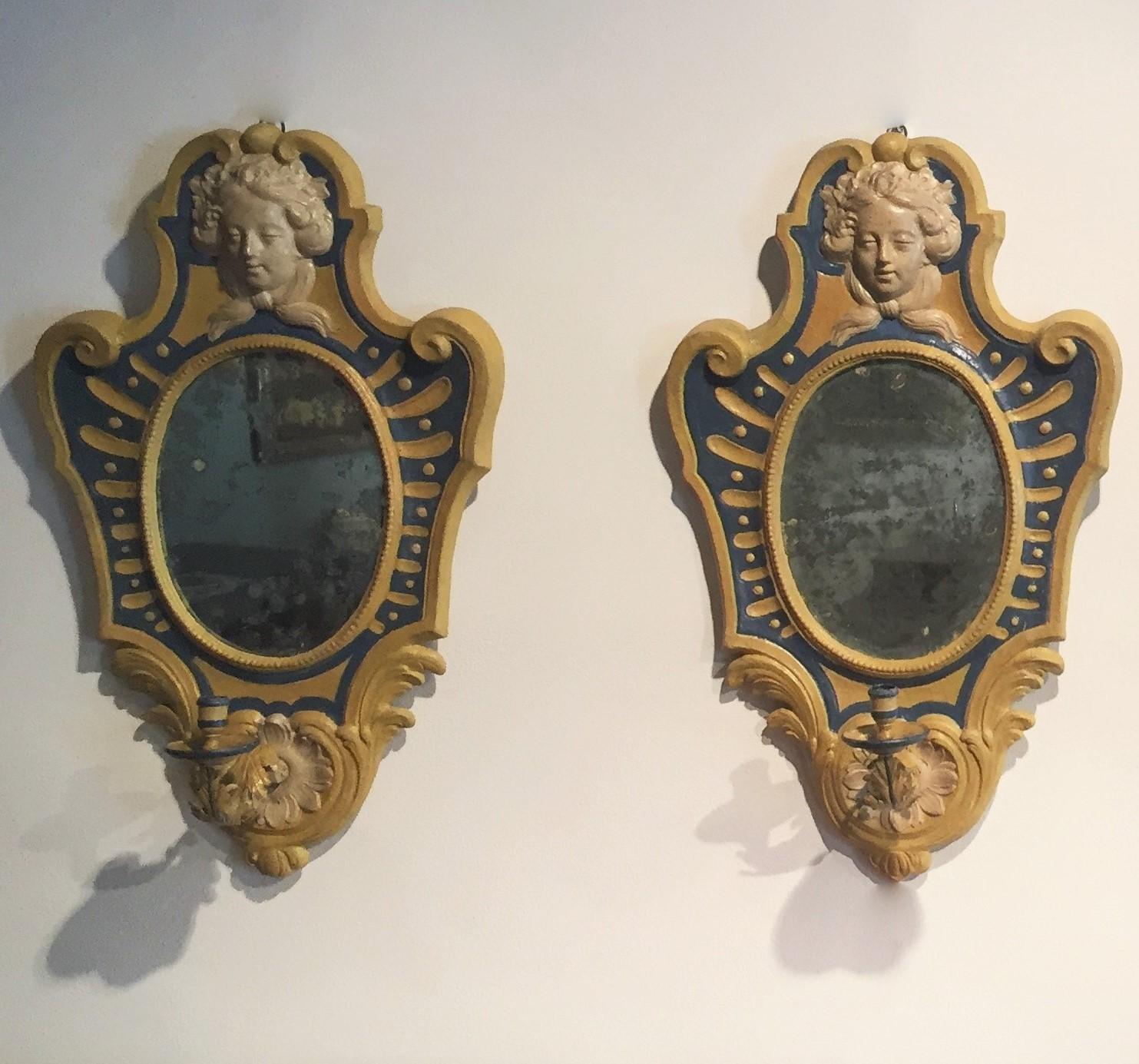 Zwei lackierte Papiermaché-Piemont-Louis-XVI-Applikationen mit Spiegeln, 18. Jahrhundert.