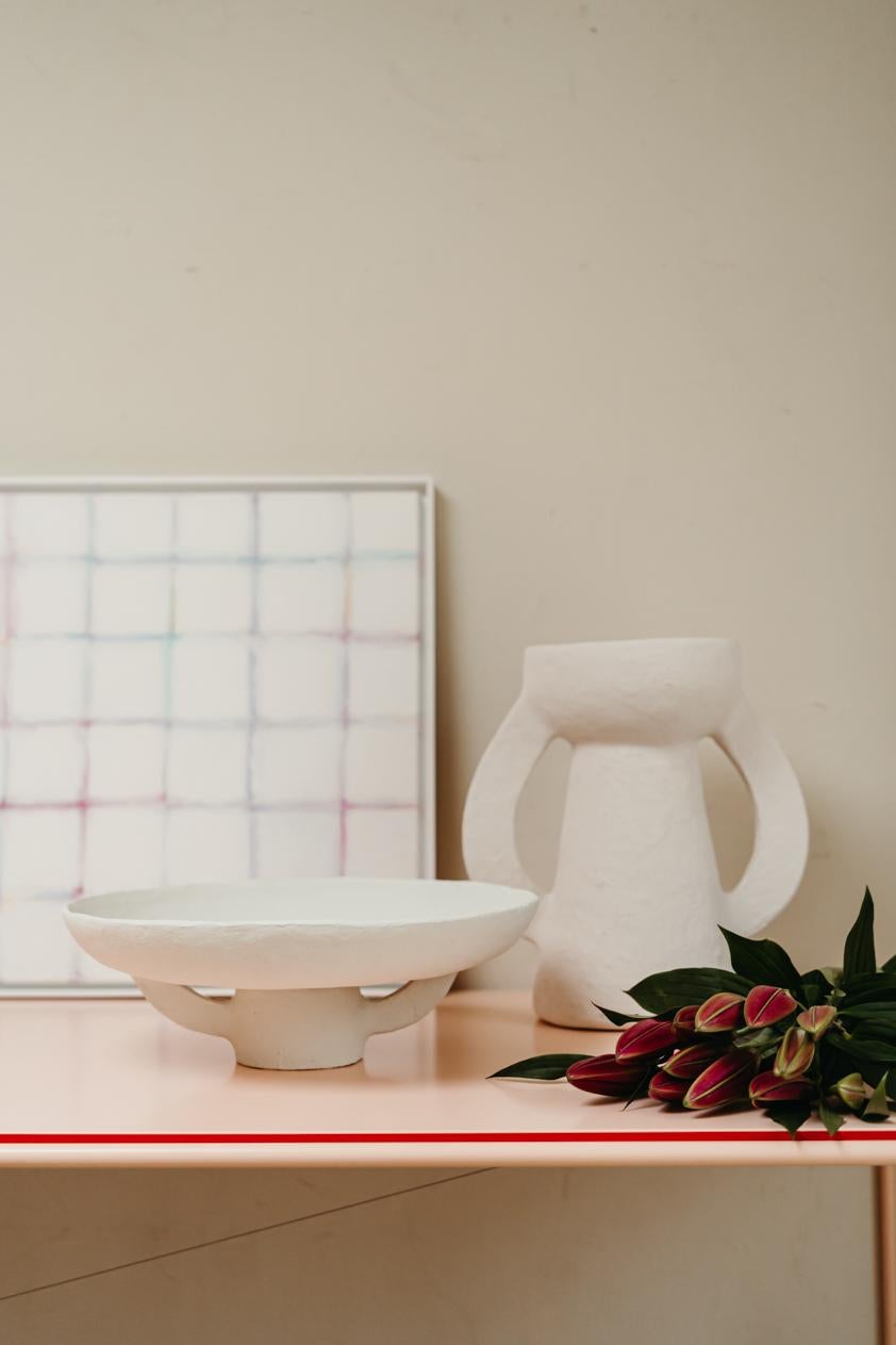 Un vase et un bol en papier mâché, des pièces très décoratives, vendues par paire parce qu'elles vont très bien ensemble.