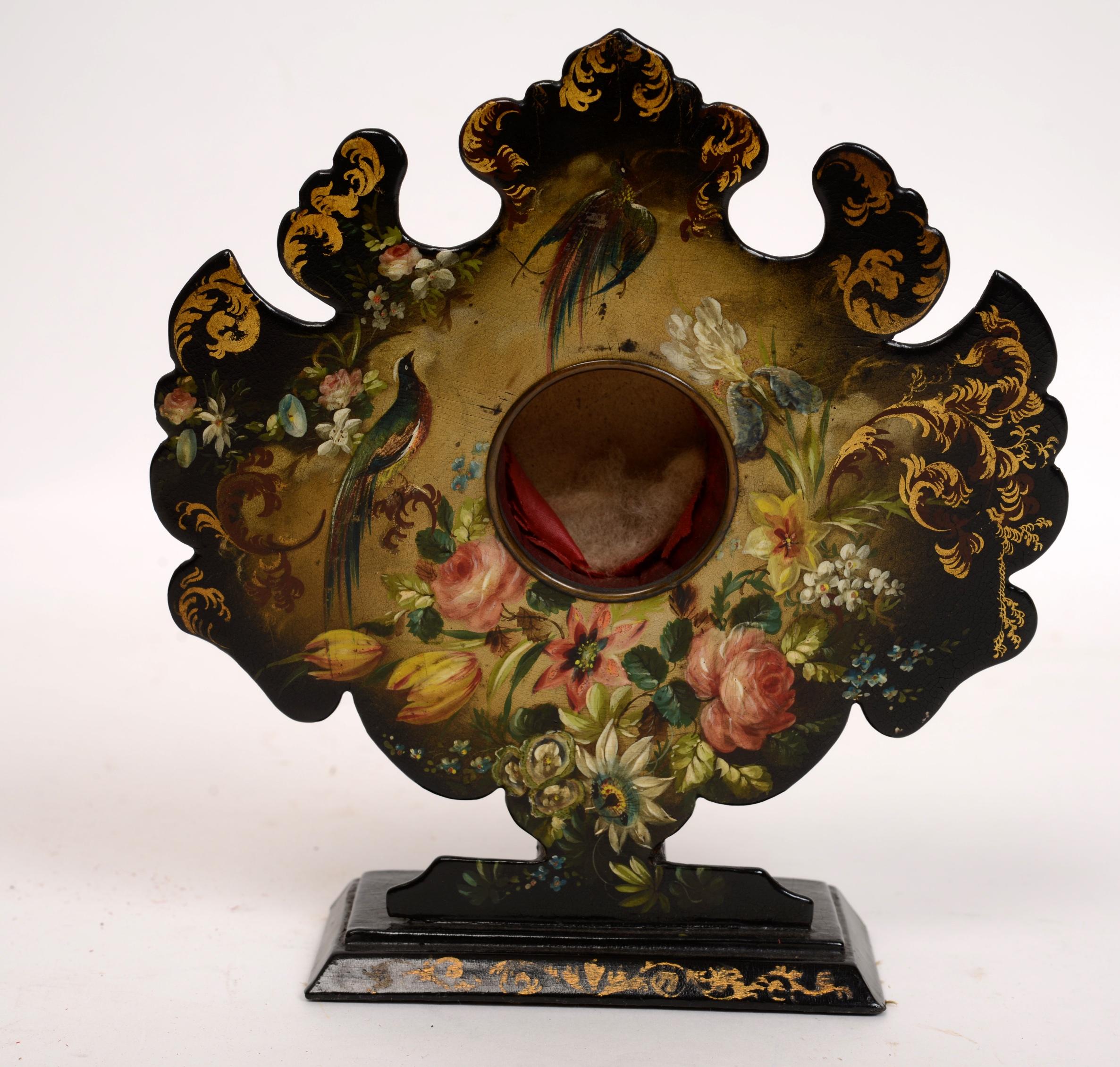 Soporte para reloj de papel maché, hacia 1840. Soporte de reloj de papel maché con decoración original pintada de flores y pájaros. Este 