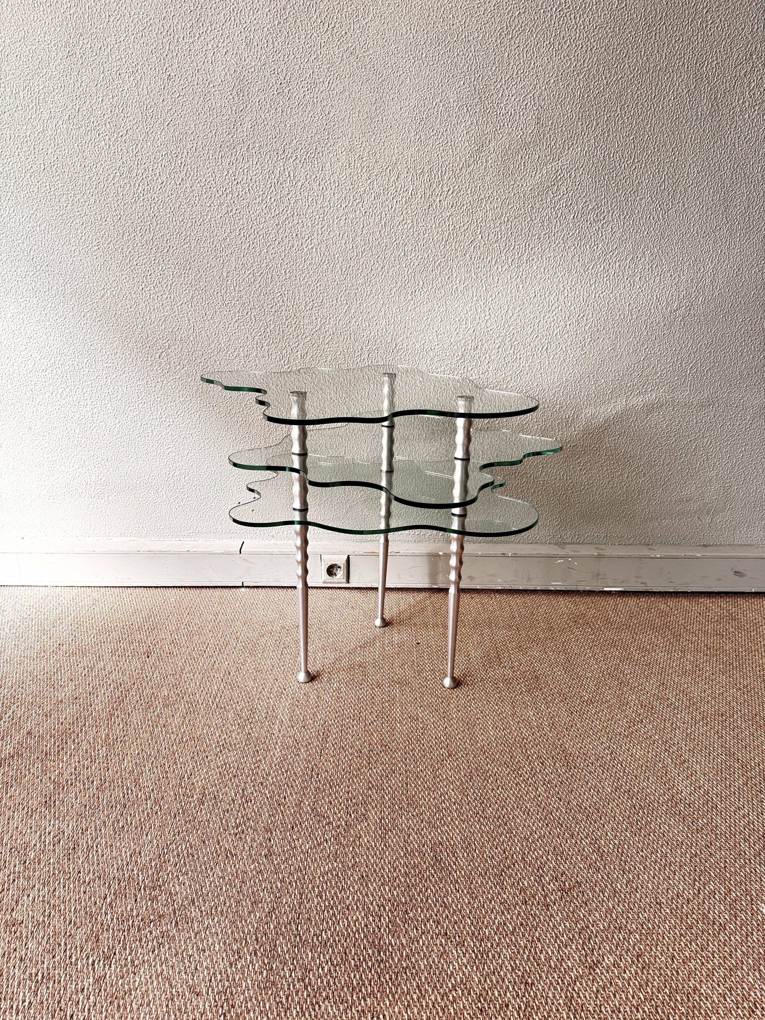 Exemple frappant du design postmoderne italien des années 1990, cette table d'appoint à trois niveaux 