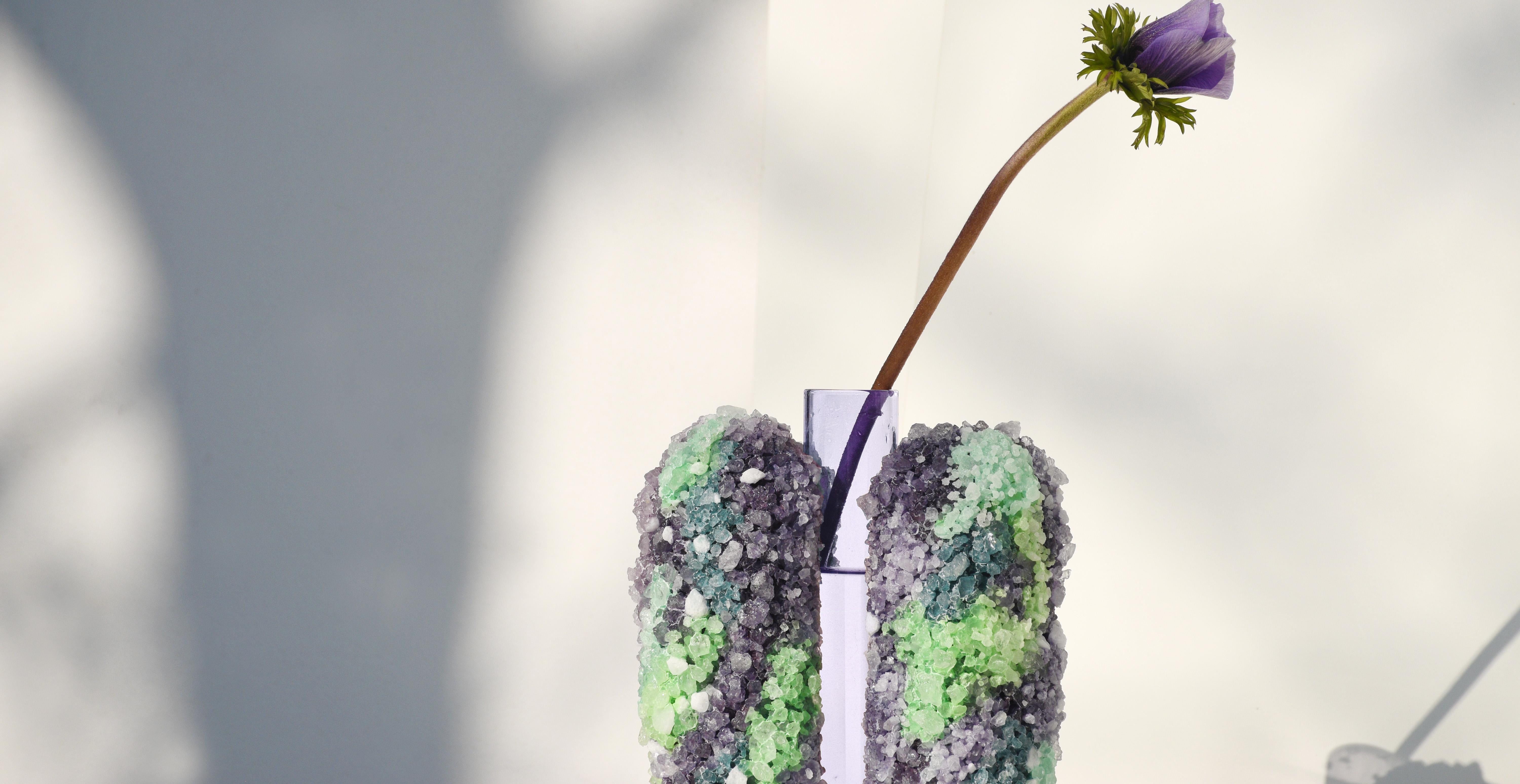 Vase aus handgefertigtem Stein mit Bergkristallen in Violett & Grün von COKI (Organische Moderne) im Angebot