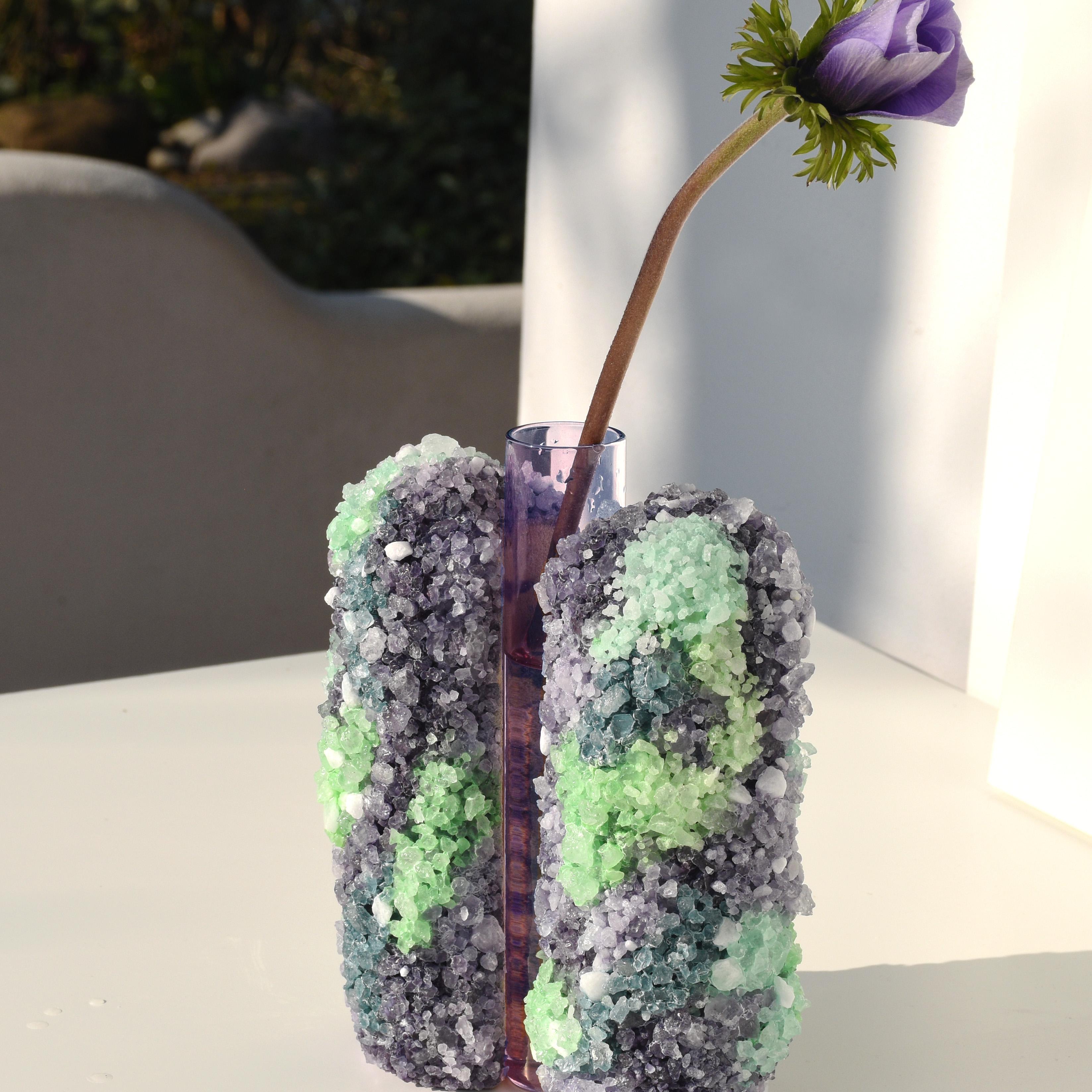 Vase aus handgefertigtem Stein mit Bergkristallen in Violett & Grün von COKI (Italienisch) im Angebot