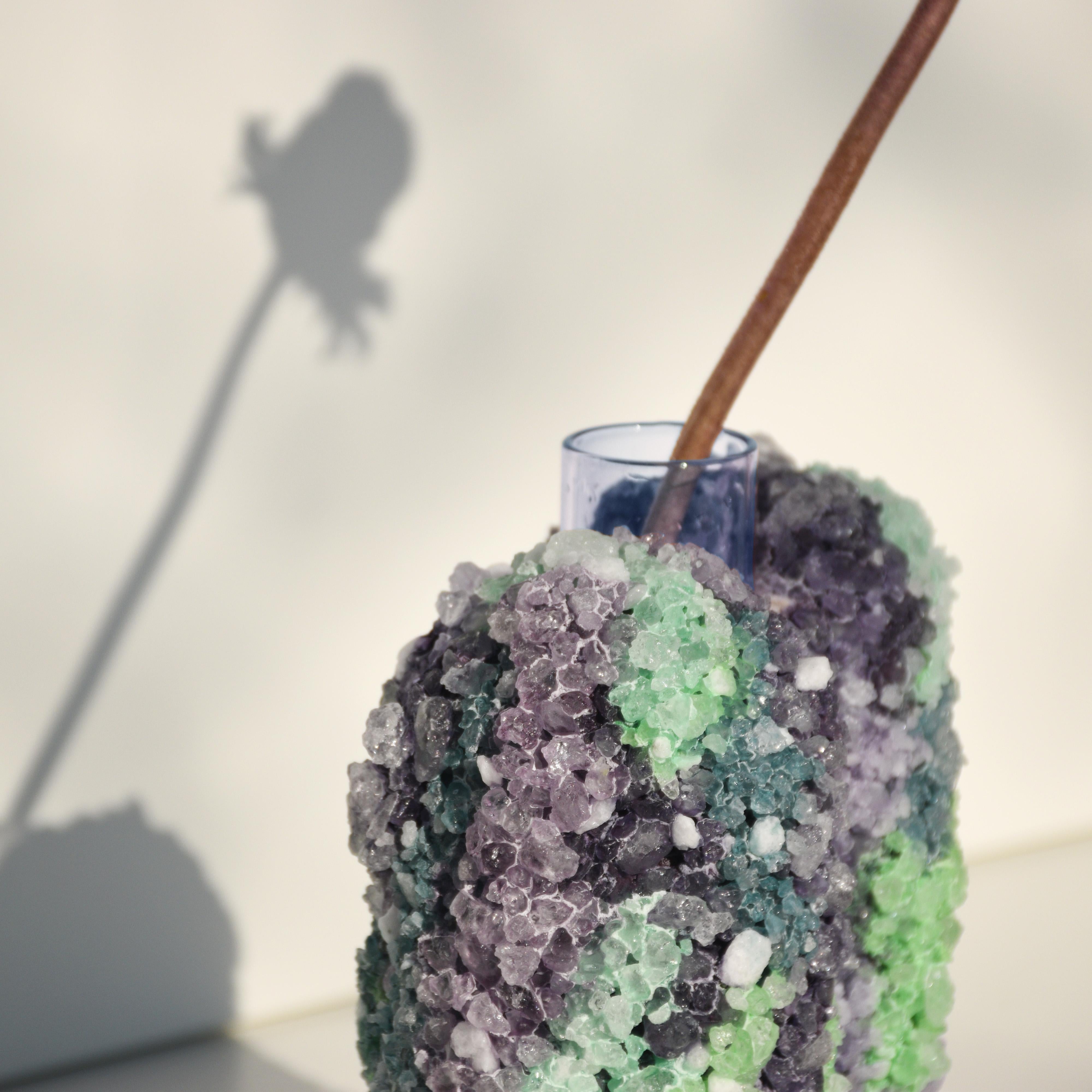 Vase aus handgefertigtem Stein mit Bergkristallen in Violett & Grün von COKI (Handgefertigt) im Angebot
