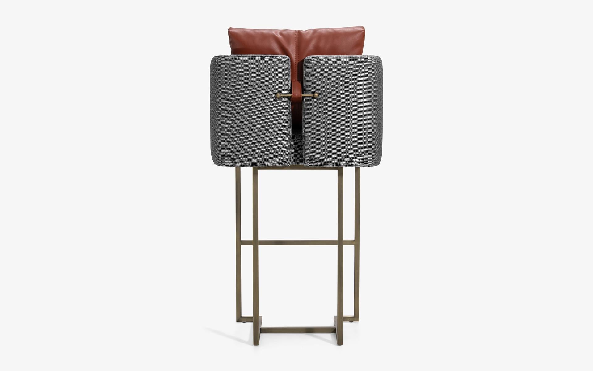 Papillonne Bar stool comes to your living area with its details, combining comfort with elegance. Papillonne Bar Chair appeals to your eye with its unusual back design and offers long-term use thanks to its sturdy structure. While the seat and back