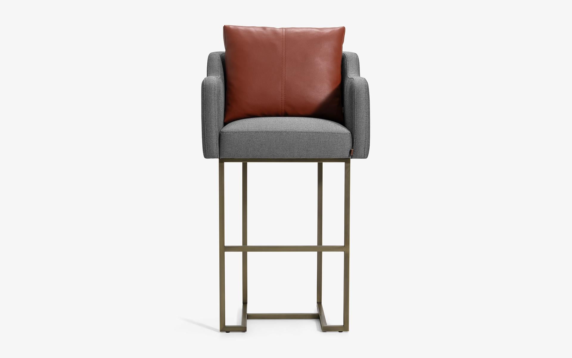 Contemporary Papillonne Bar Chair in Brass Plated Metal Leg For Sale