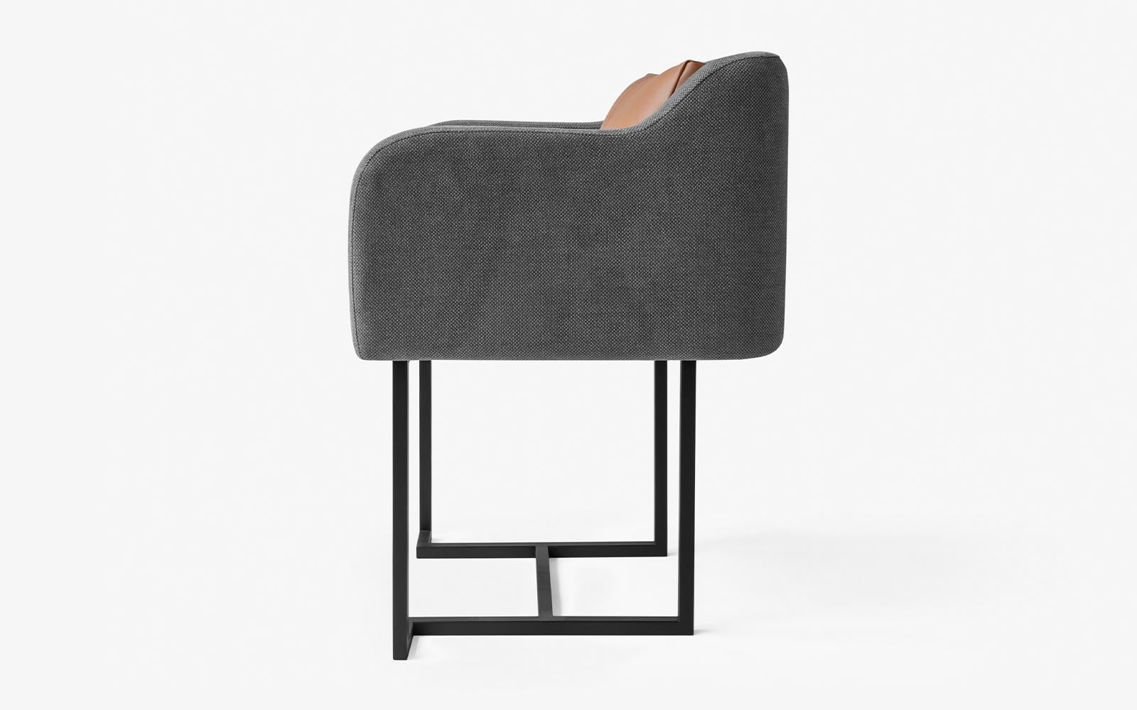 La chaise Papillonne en métal noir s'invite dans votre salon grâce à ses détails, alliant confort et élégance.

Mesures : Longueur : 23,6'' / profondeur : 19,6'' / hauteur : 29,5'' / hauteur du siège : 19,6''
Poids : 12,4 kg
Matériaux : métal