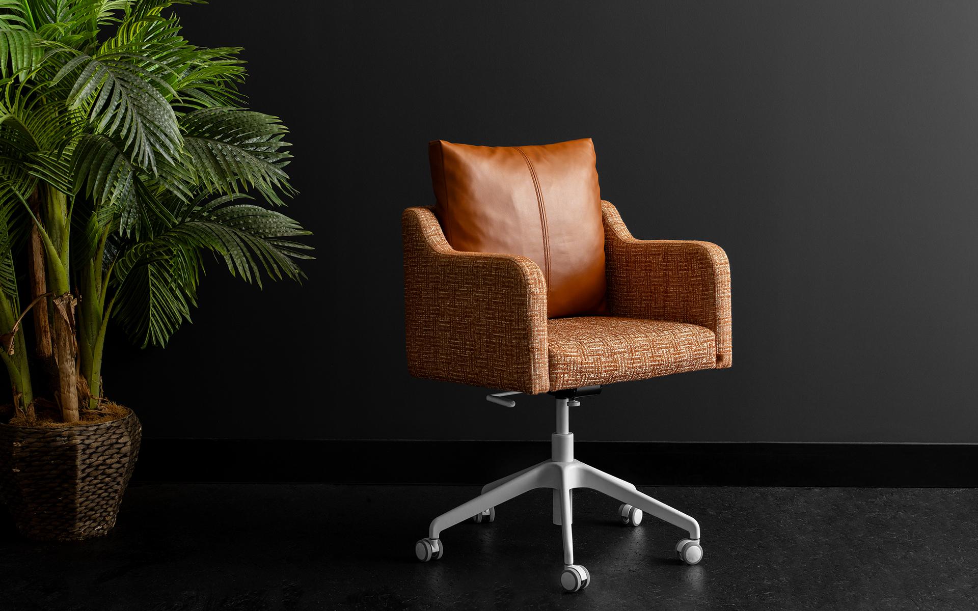 Papillonne Black Swivel Wheeled Office Chair in Orange Fabric In New Condition For Sale In İSTANBUL, TR