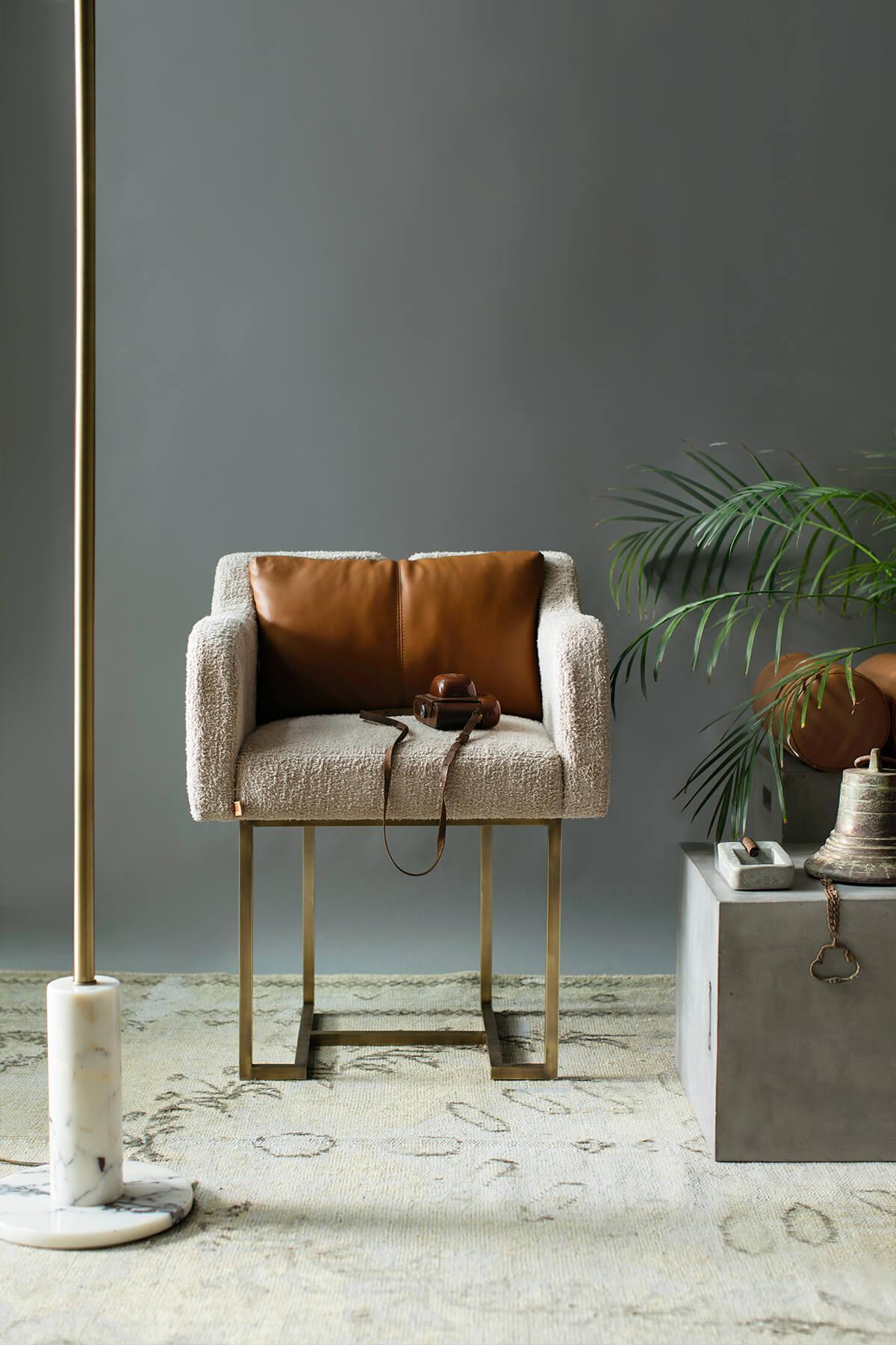 La chaise Papillonne s'invite dans votre salon avec ses détails, alliant confort et élégance. Il peut également être combiné avec votre table à manger. Le coussin de la chaise peut être fabriqué en hauteur ou dans la même taille que le dossier de la