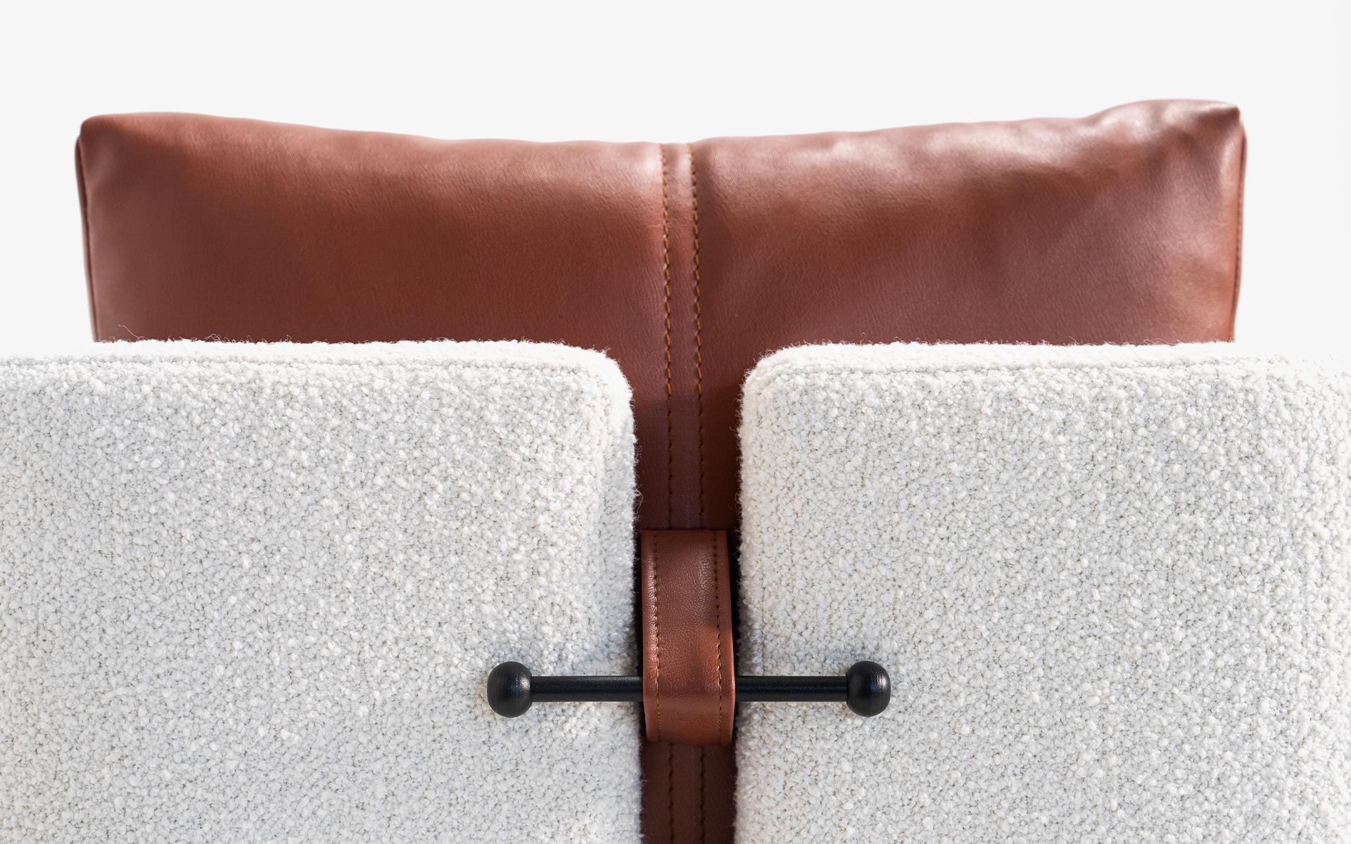 Laiton Papillonne Chair with Black Metal Leg and High Pillow 'Set of 6' en vente