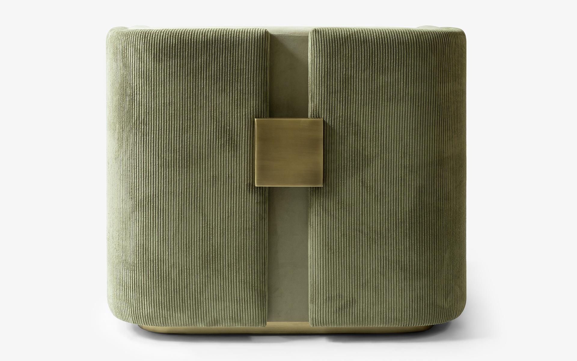 La série de fauteuils PAPILLONNE en velours côtelé présente une approche moderne du design et une variété de matériaux qui peuvent rehausser n'importe quel espace. L'aspect minimaliste de la série de tissus peut donner à n'importe quelle pièce un
