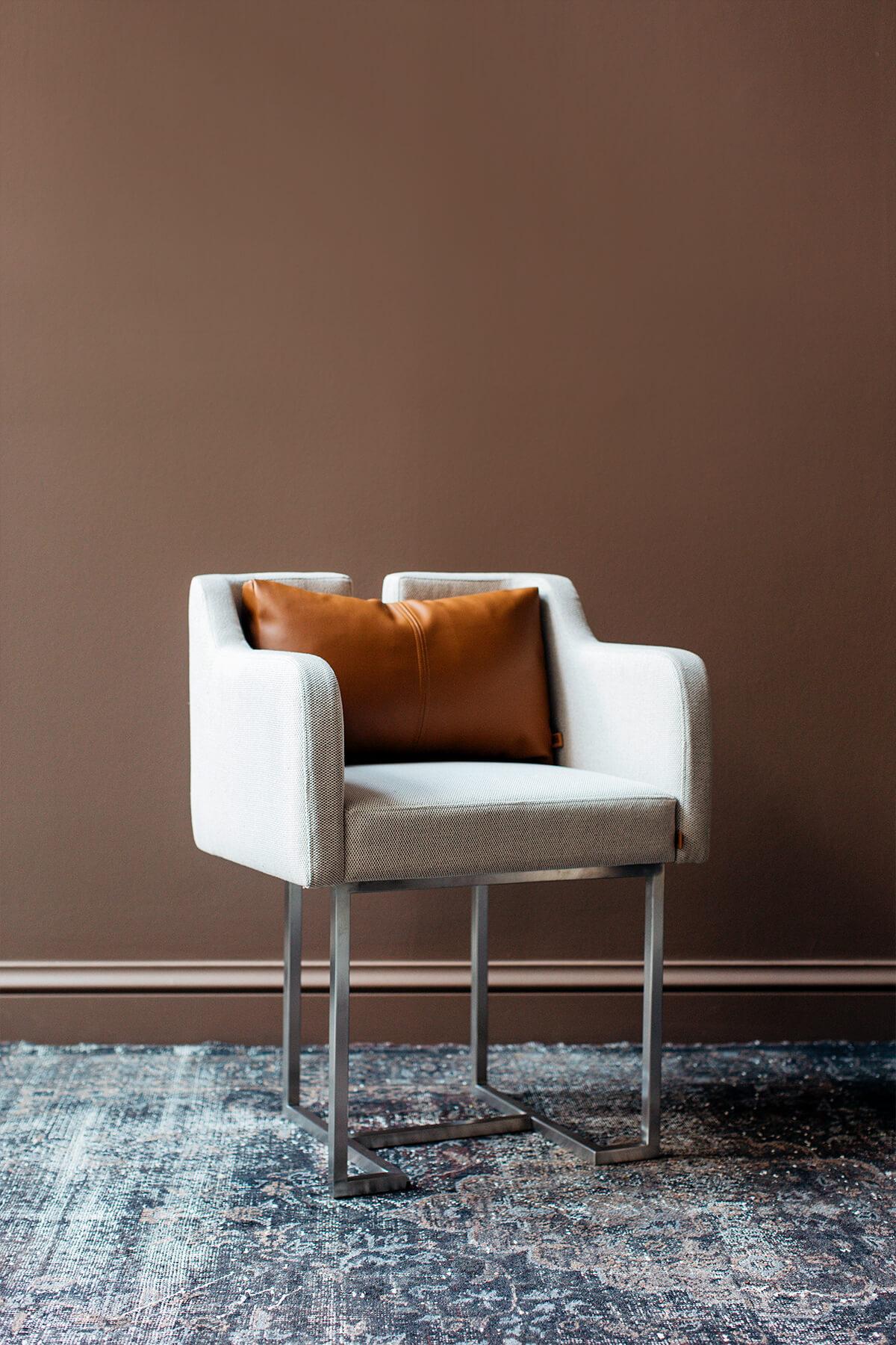 La chaise Papillonne chromée mate s'invite dans votre salon avec ses détails, alliant confort et élégance.

Mesures : longueur : 23,6'' / profondeur : 19,6'' / hauteur : 29,5'' / hauteur du siège : 19,6''
Poids : 12,4 kg
Matériaux : chrome