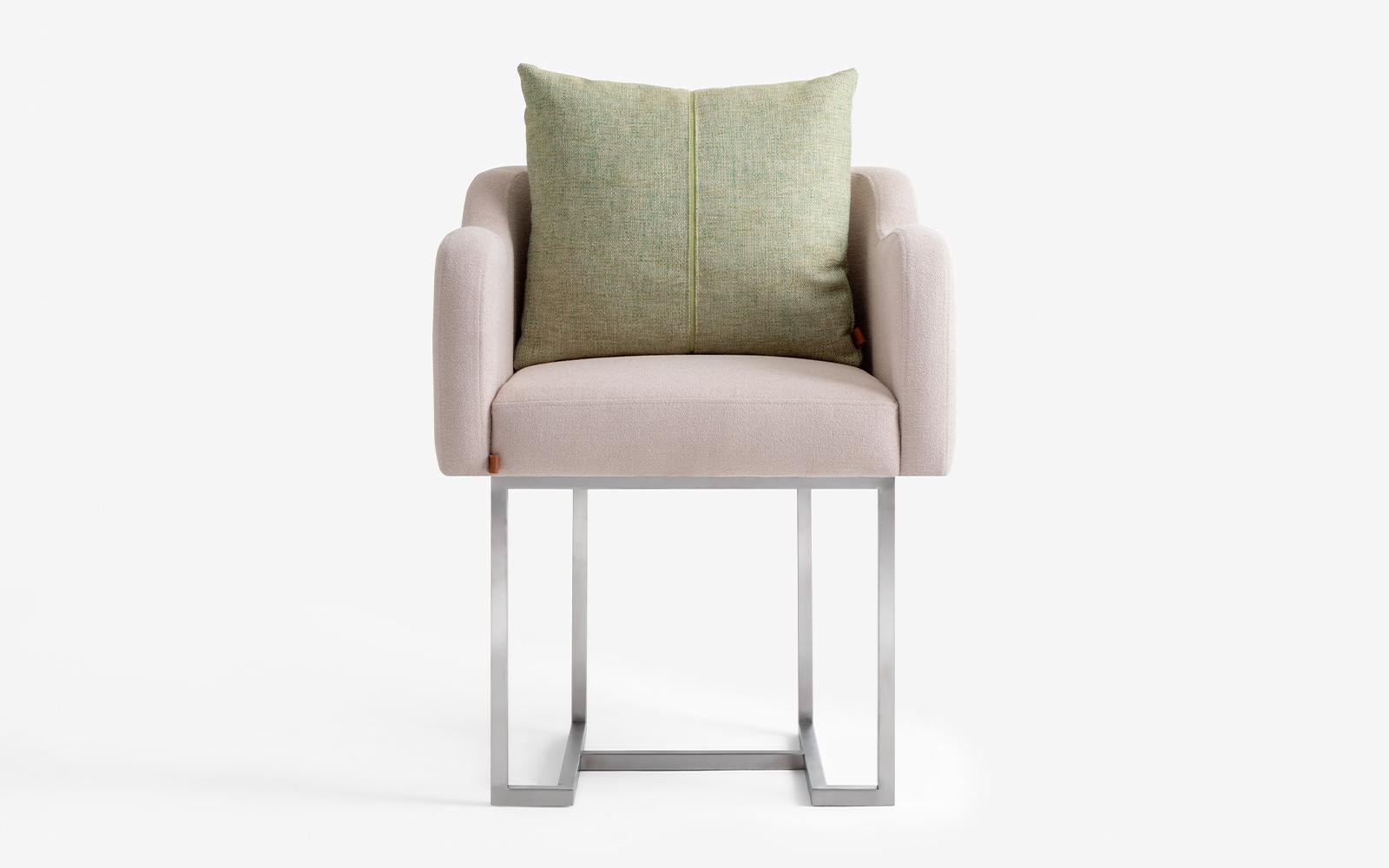 Der Sessel Papillonne kommt mit seinen Details in Ihr Wohnzimmer und verbindet Komfort mit Eleganz. Er eignet sich auch zur Kombination mit Ihrem Esstisch. Das Stuhlkissen kann hoch oder in der gleichen Größe wie die Stuhllehne gefertigt