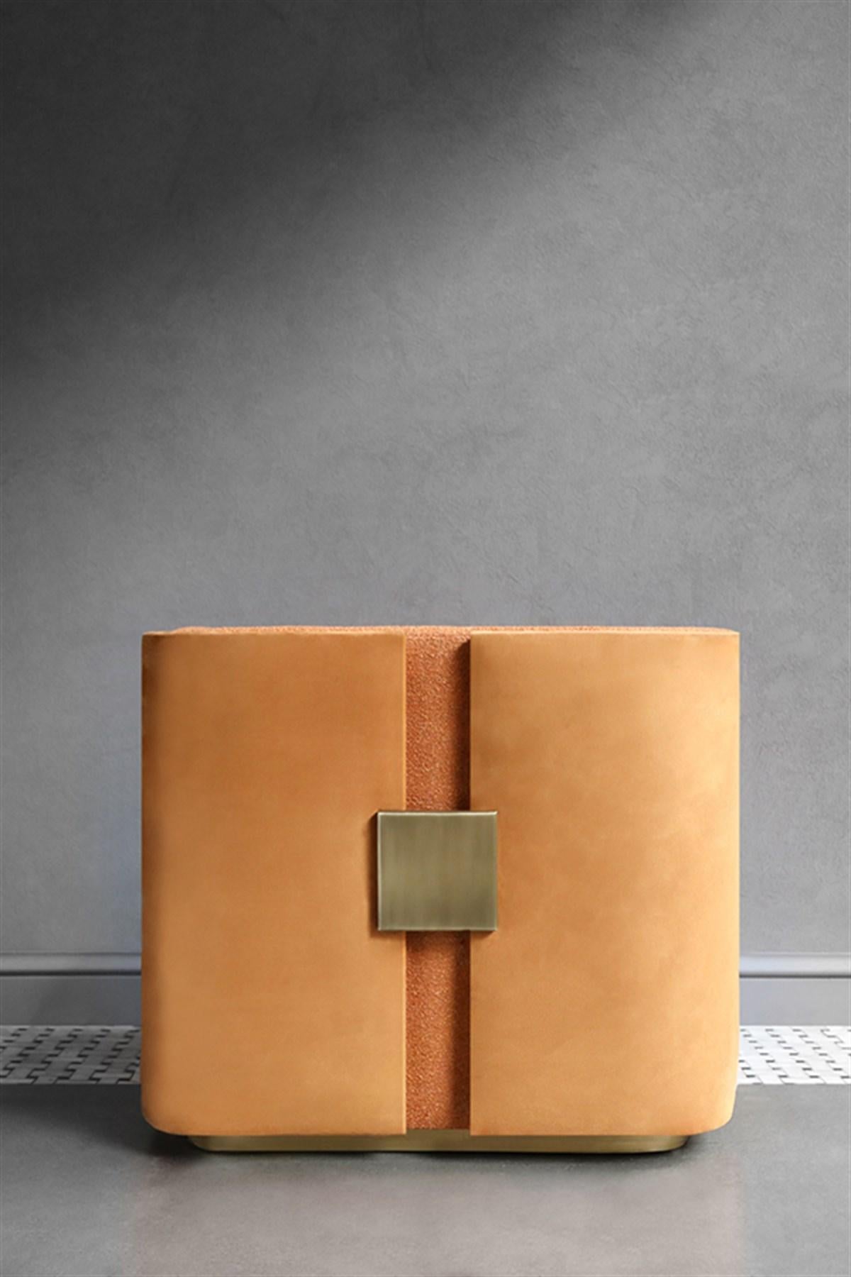 Metallo Poltrona Papillonne Senape con accessorio in ottone placcato in vendita